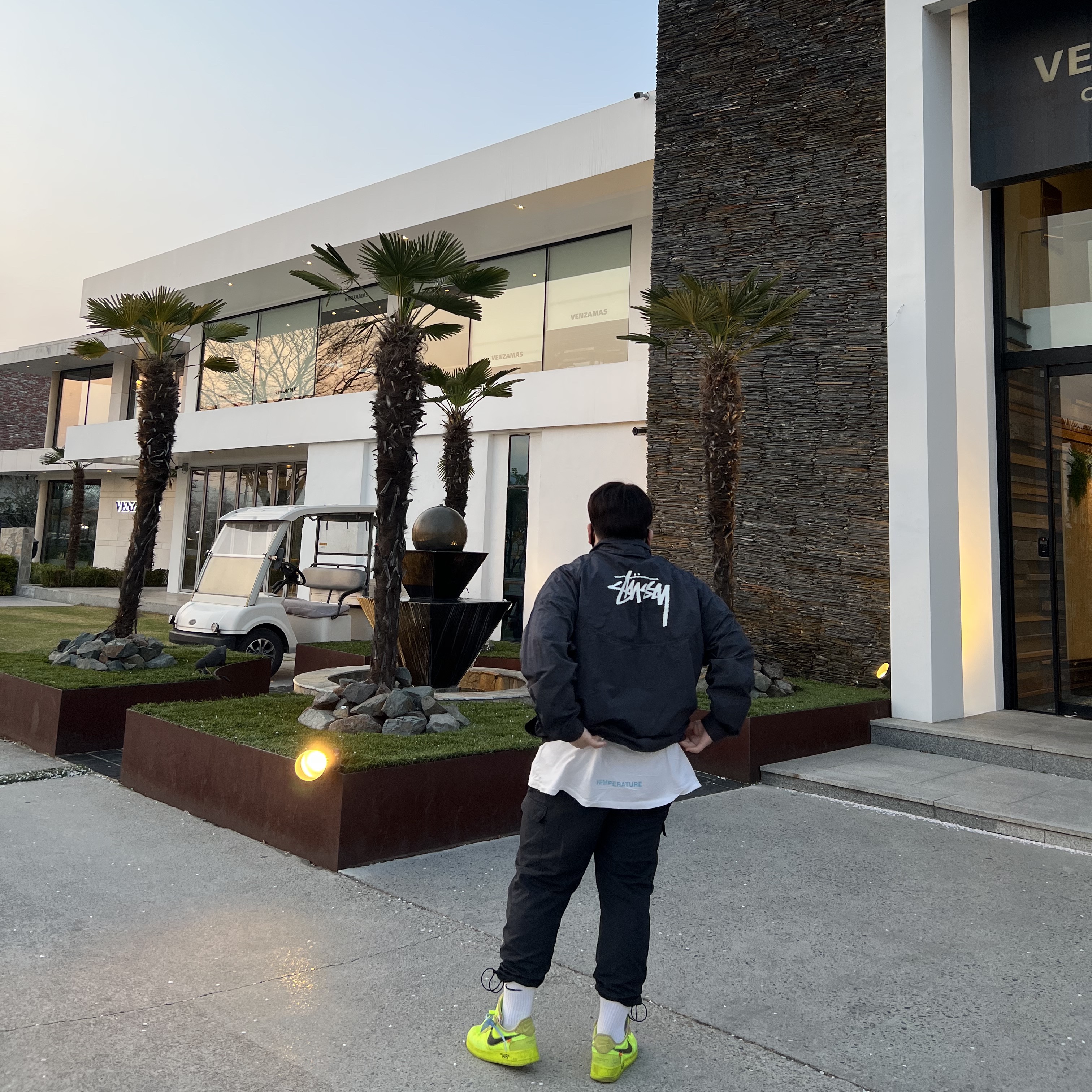 Nike x Stussy Windrunner Jacket Off Noir, Nike x Off-White Air Force 1 Low Volt 착용 스타일