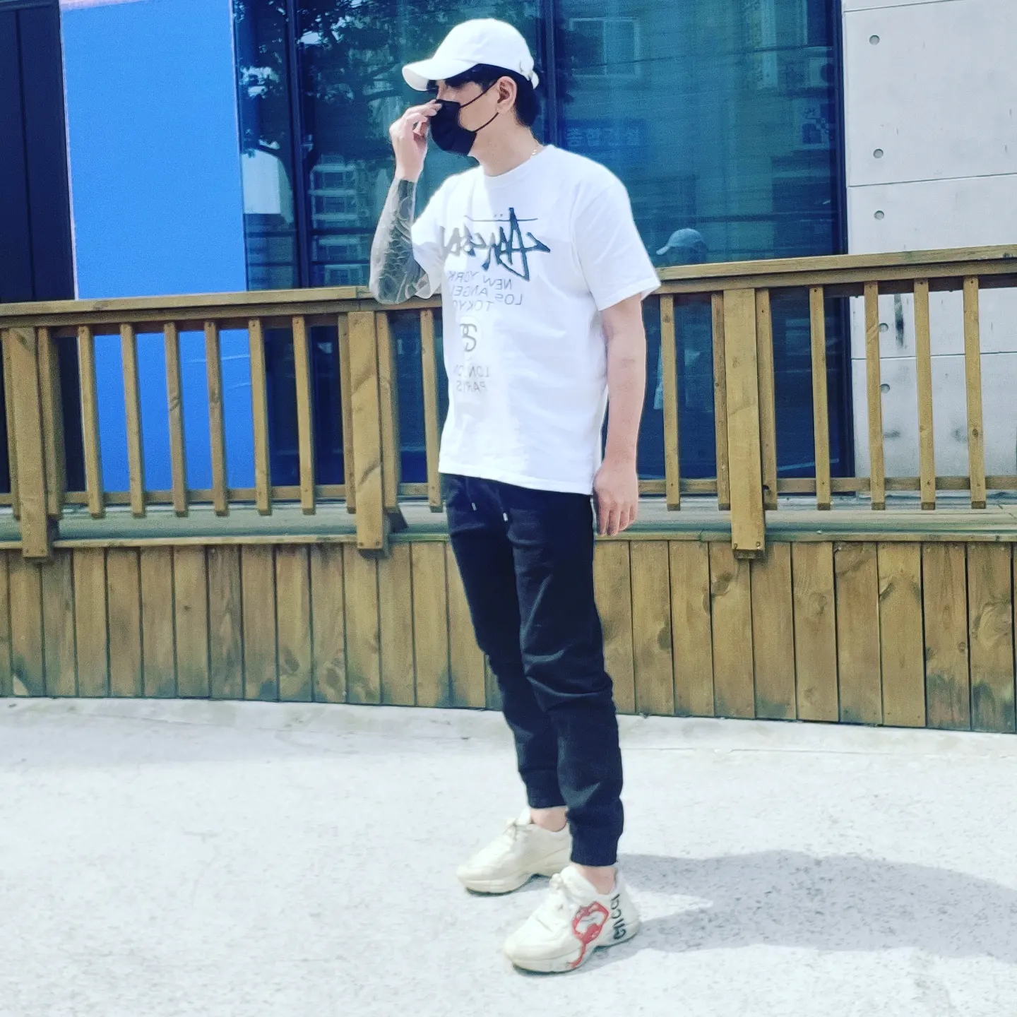 Gucci Rhyton Leather Sneakers Mouth, Stussy World Tour T-Shirt White 착용 스타일