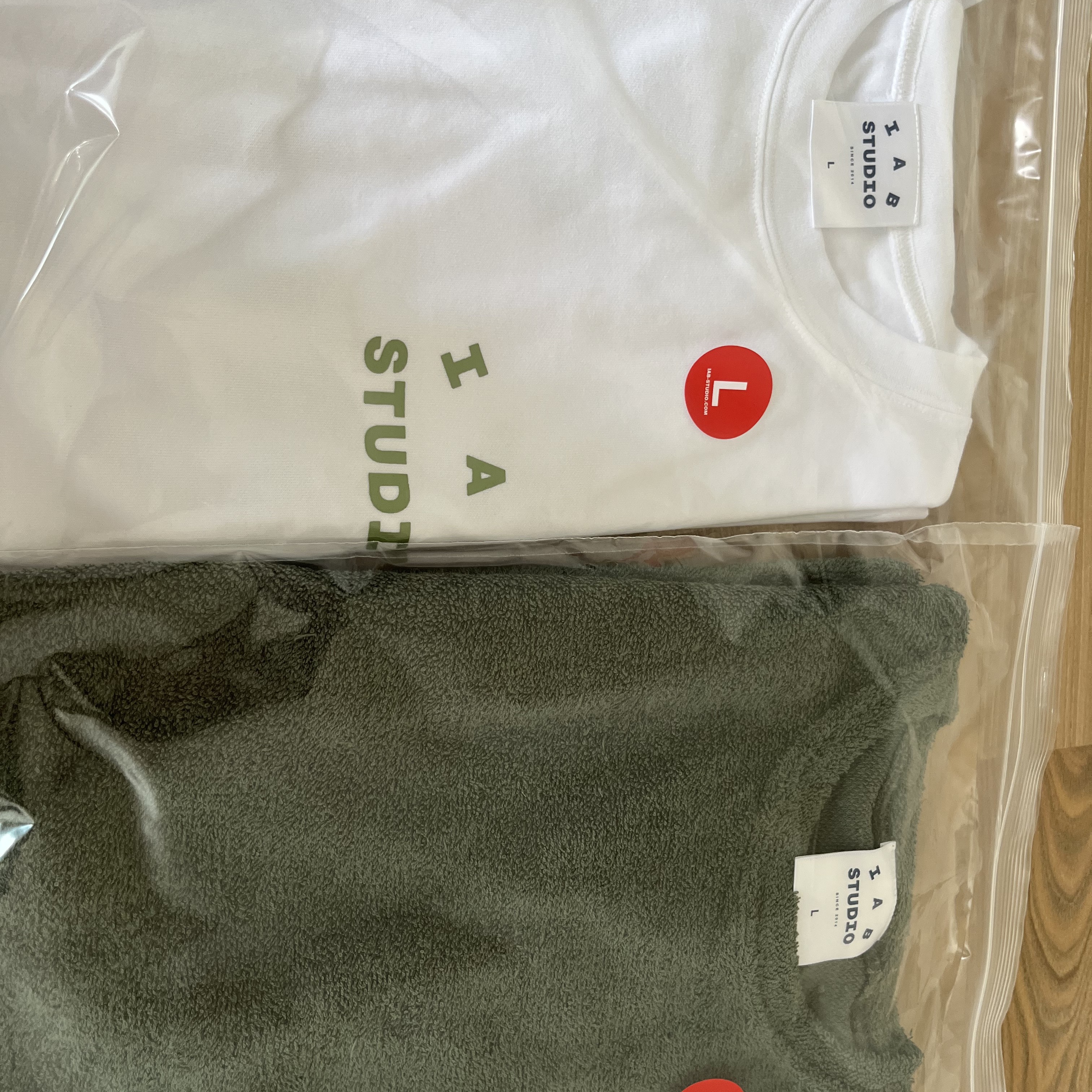 IAB Studio T-Shirt White Light Green, IAB Studio Towel T-Shirt Deep Green 착용 스타일
