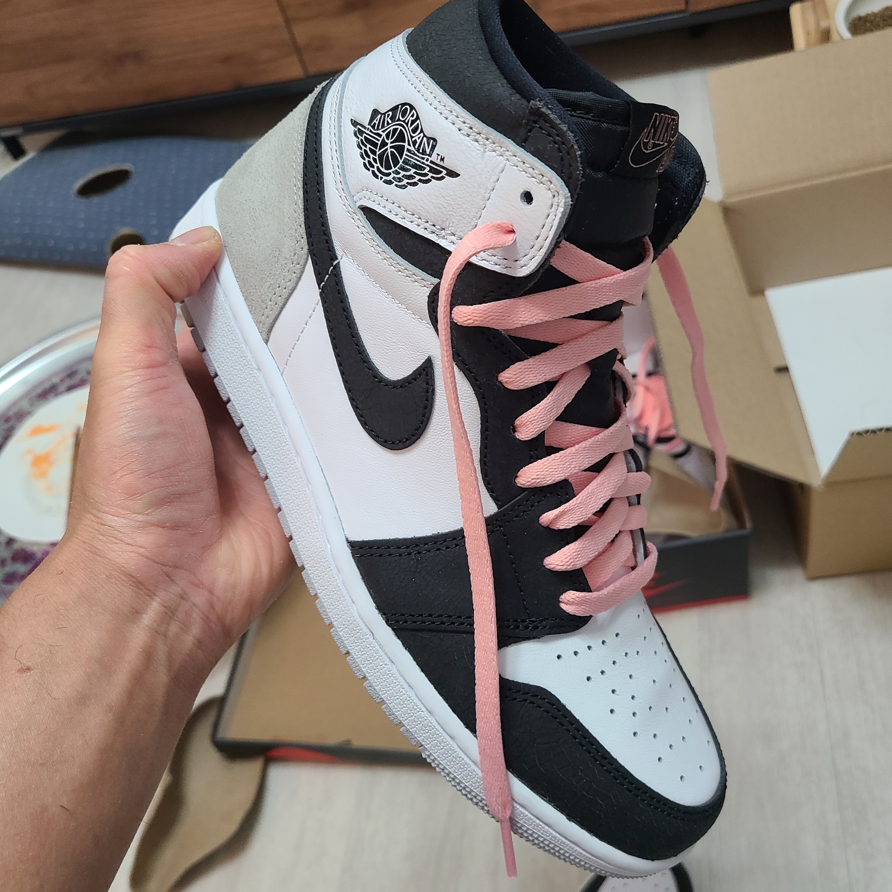 Jordan 1 Retro High OG Bleached Coral 착용 스타일 - 1