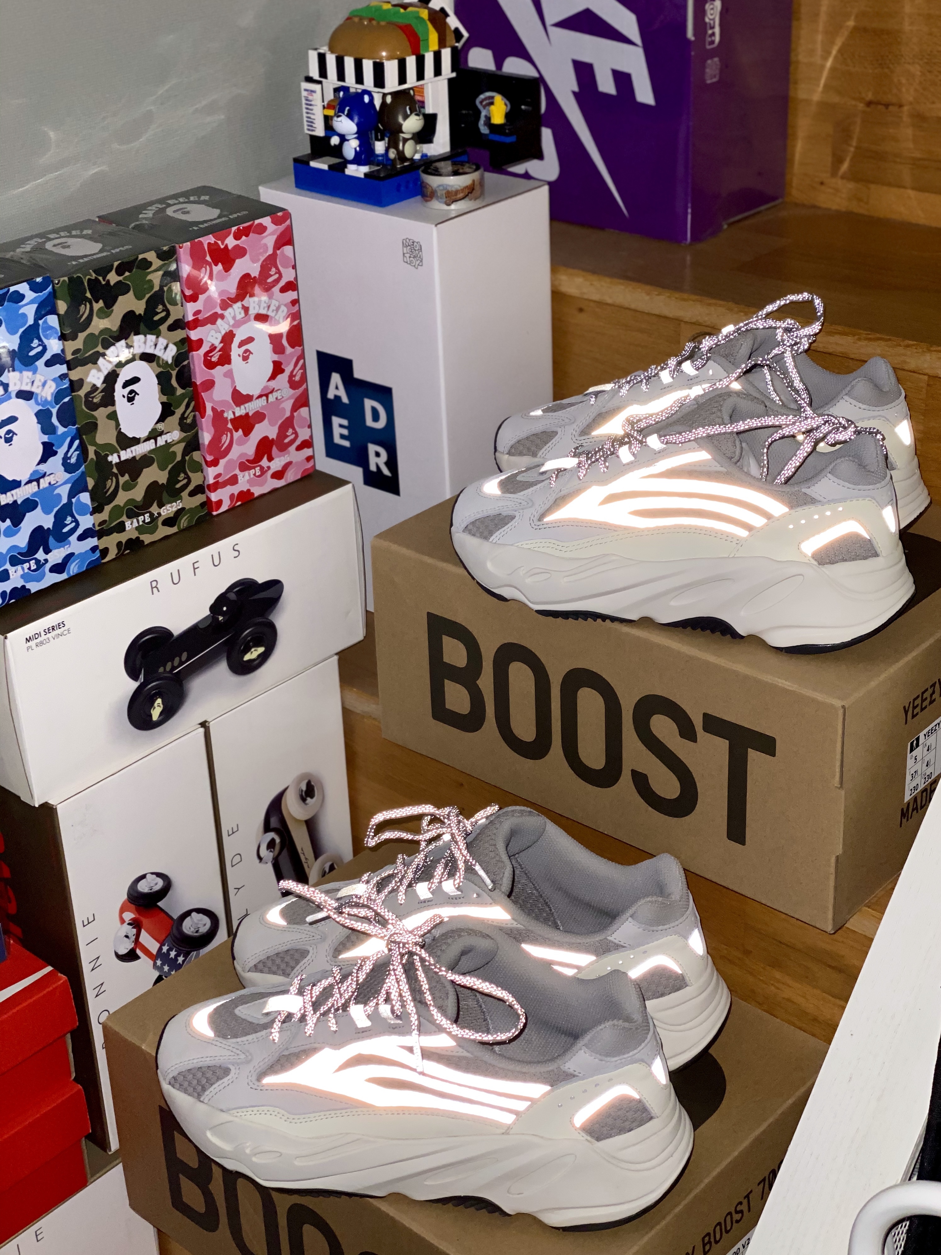 Adidas Yeezy Boost 700 V2 Static 2022, Bearbrick x Ader Error 400% 착용 스타일