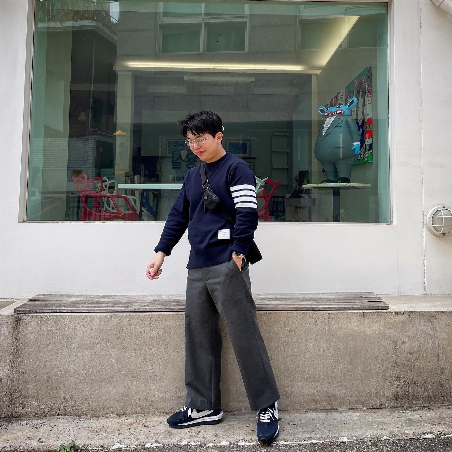 Thom Browne Engineered 4-Bar Sweatshirt Navy, Nike x Sacai x Fragment LDWaffle Blackened Blue 착용 스타일 - 1