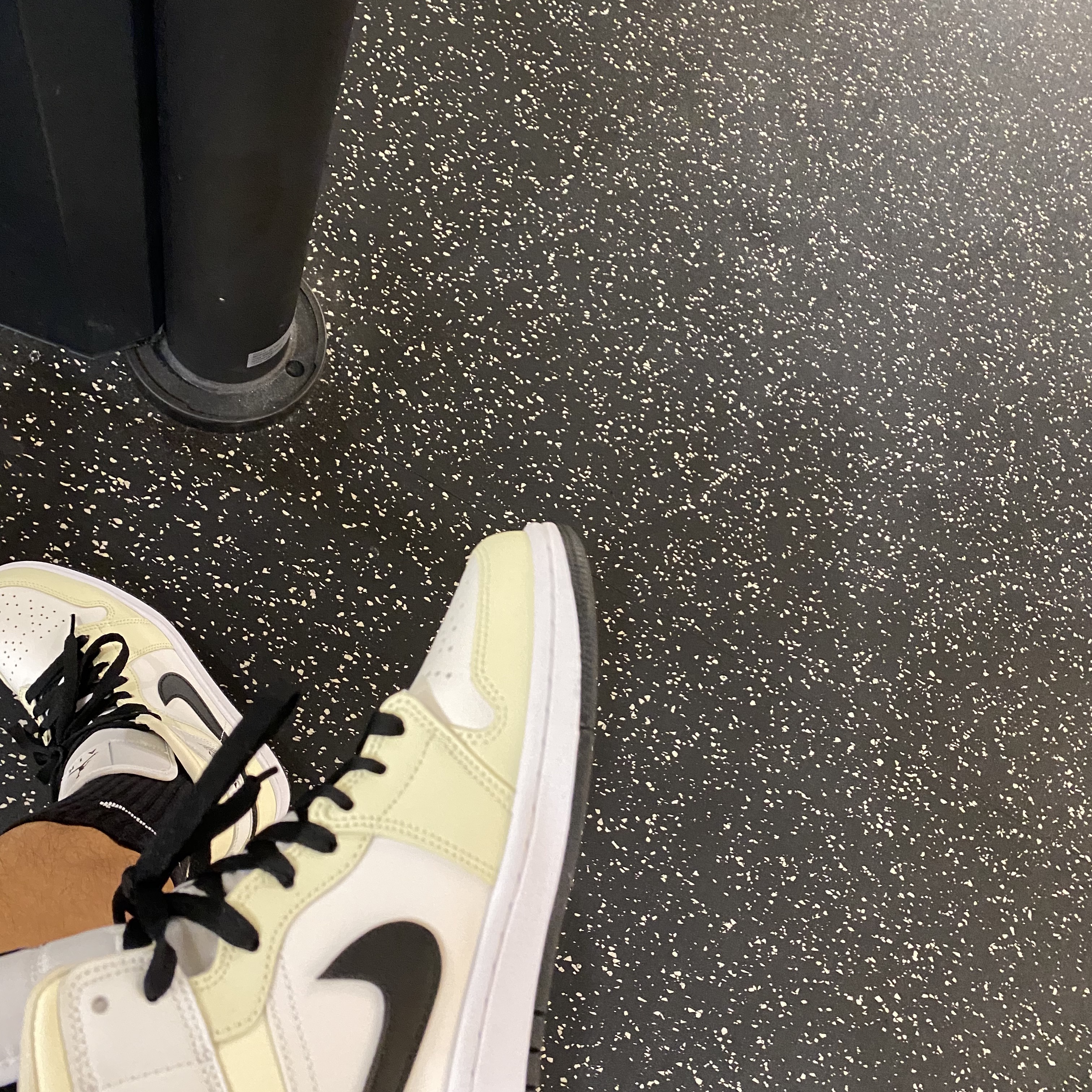 (W) Jordan 1 Mid Coconut Milk 착용 스타일 - 4
