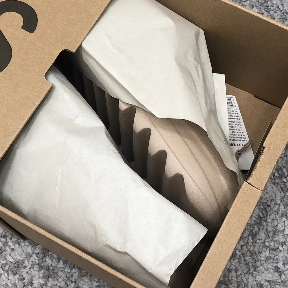 Adidas Yeezy Slide Pure - Re-Release Ver. 착용 스타일 - 2