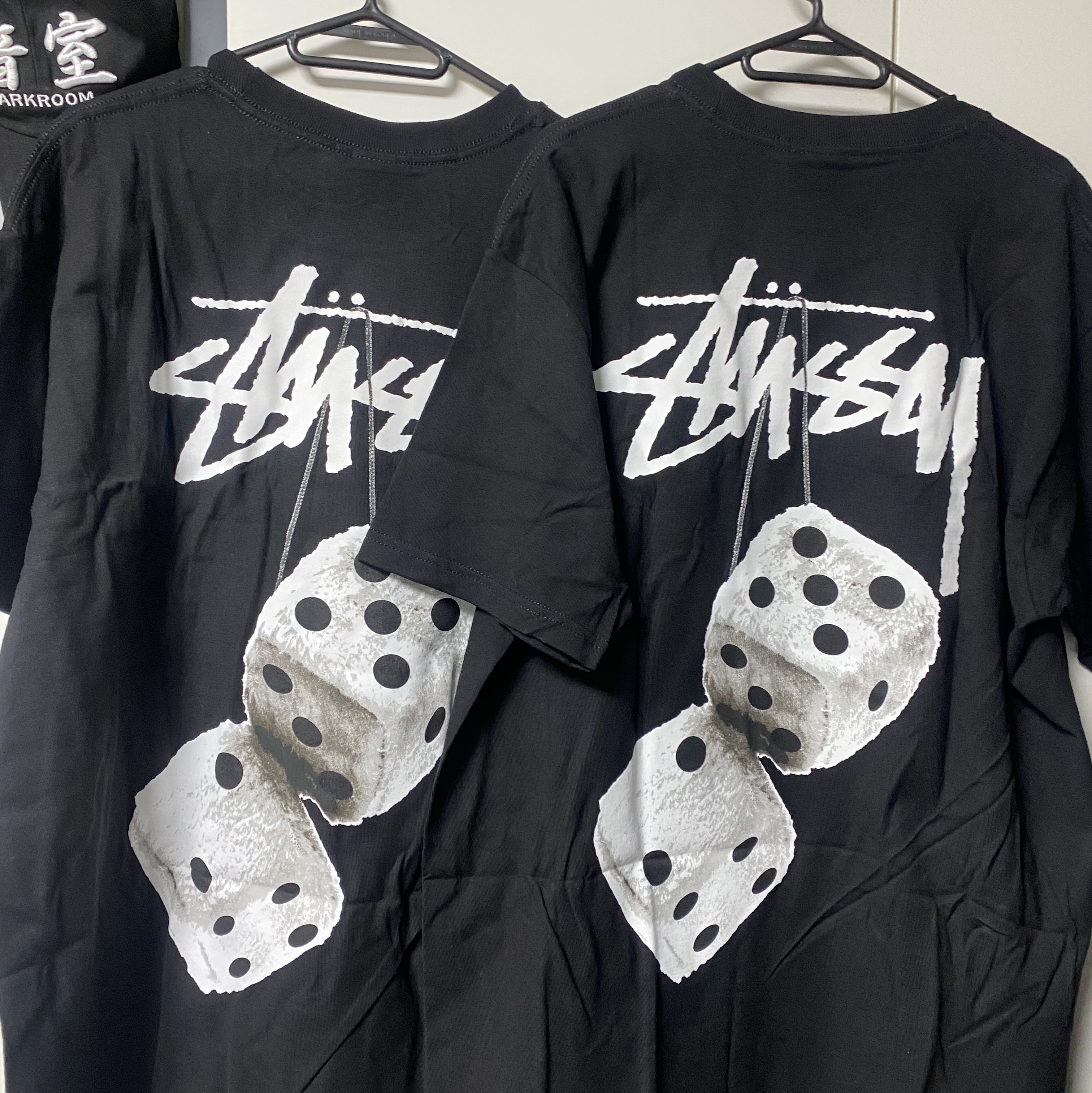 Stussy Fuzzy Dice T-Shirt Black 착용 스타일