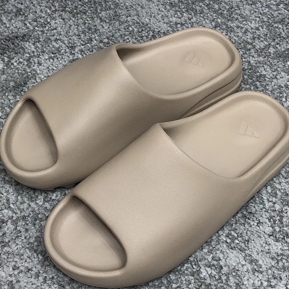 Adidas Yeezy Slide Pure - Re-Release Ver. 착용 스타일 - 4