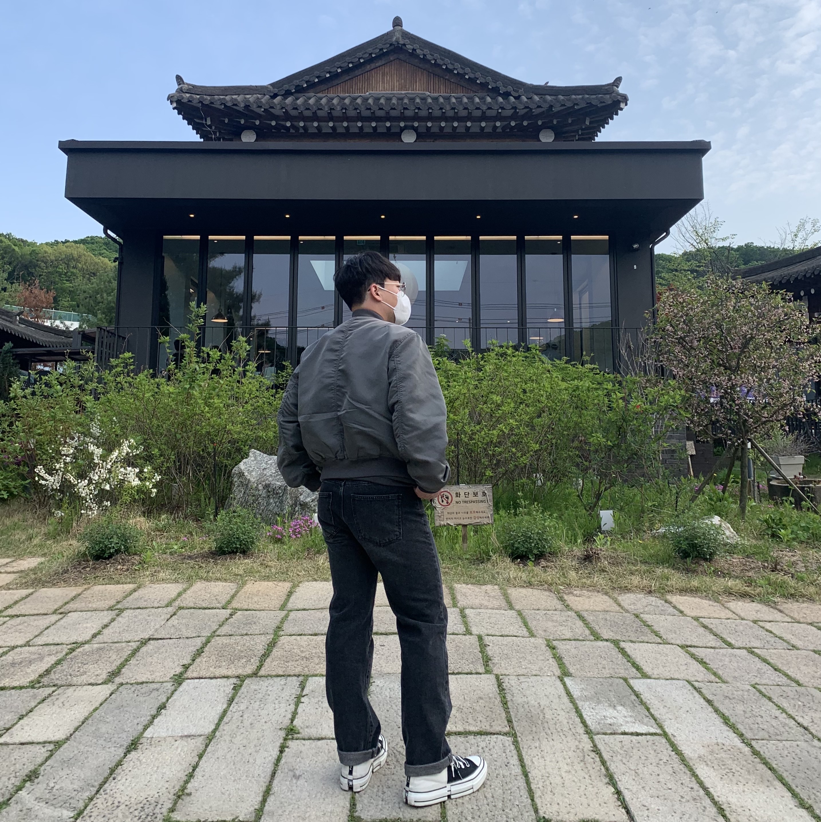 Converse x Feng Chen Wang Chuck 70 2-in-1 Natural Ivory Black, IAB Studio Pigment T-Shirt Black 착용 스타일