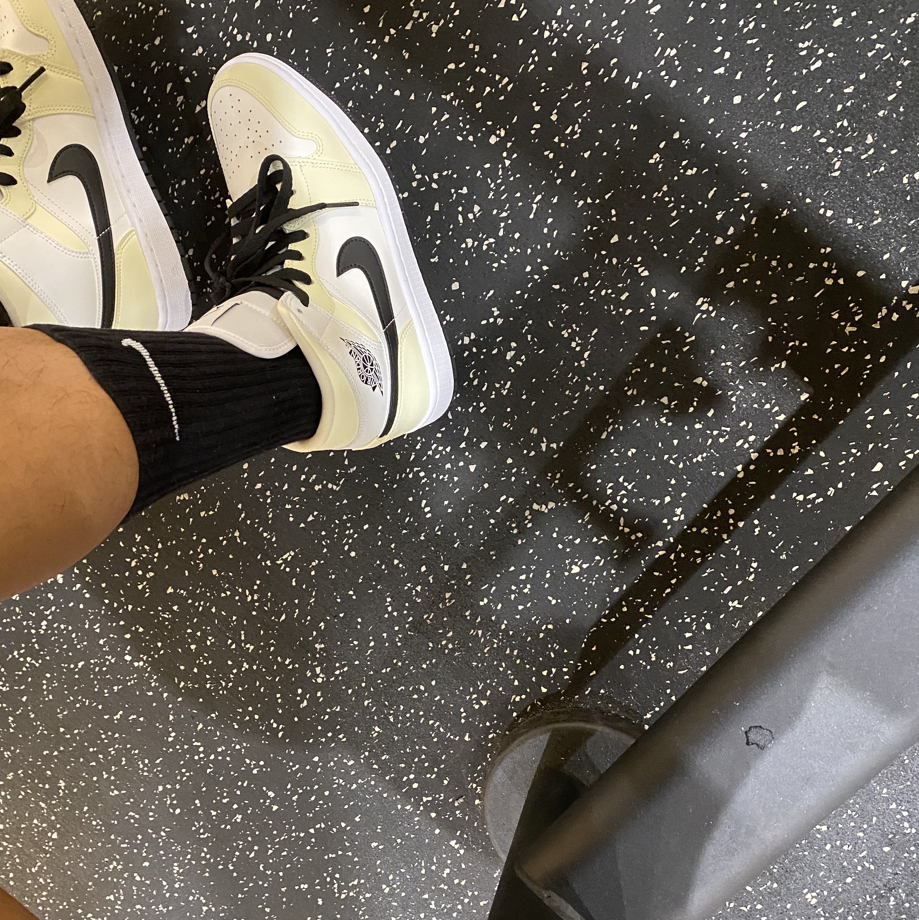 (W) Jordan 1 Mid Coconut Milk 착용 스타일 - 1