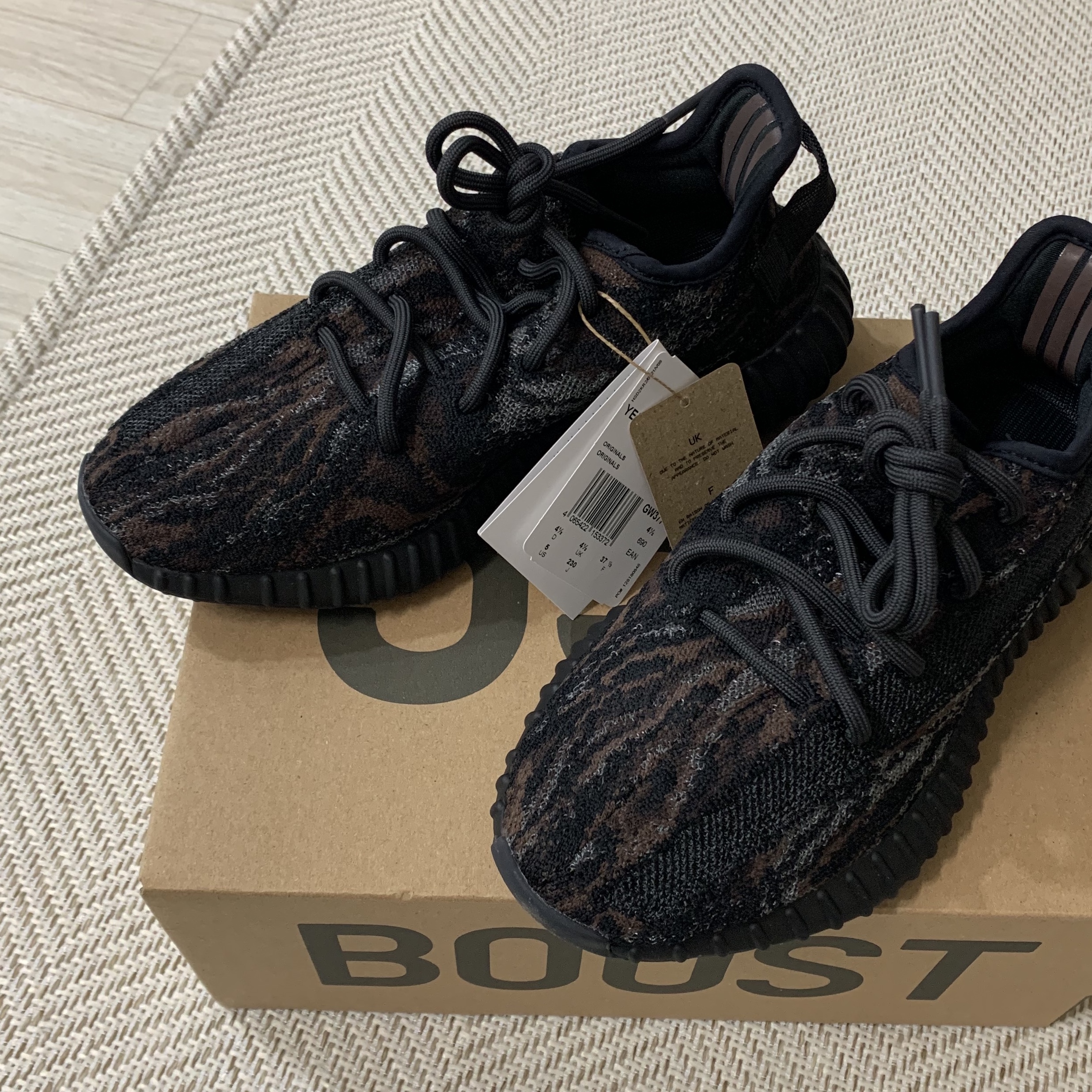 Adidas Yeezy Boost 350 V2 MX Rock 착용 스타일