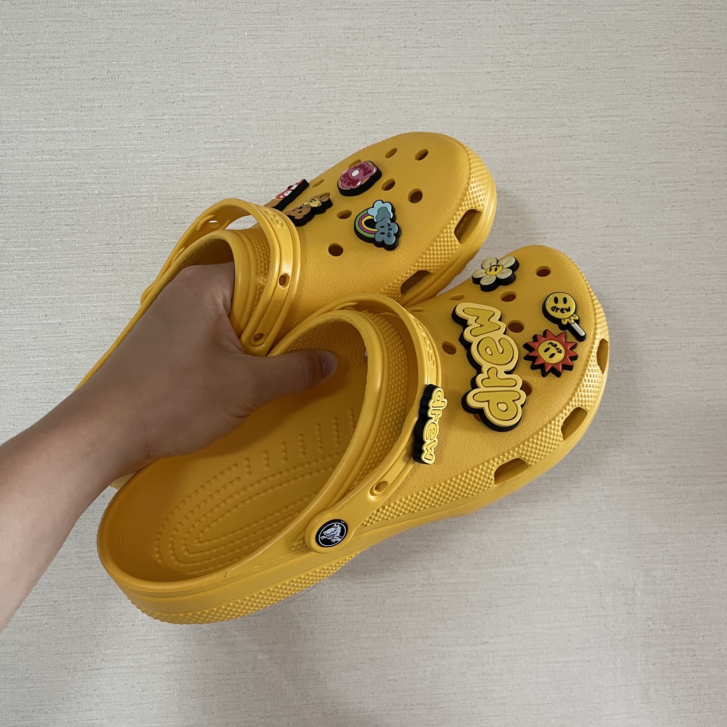 Crocs x Justin Bieber x Drew Classic Clog Canary 착용 스타일
