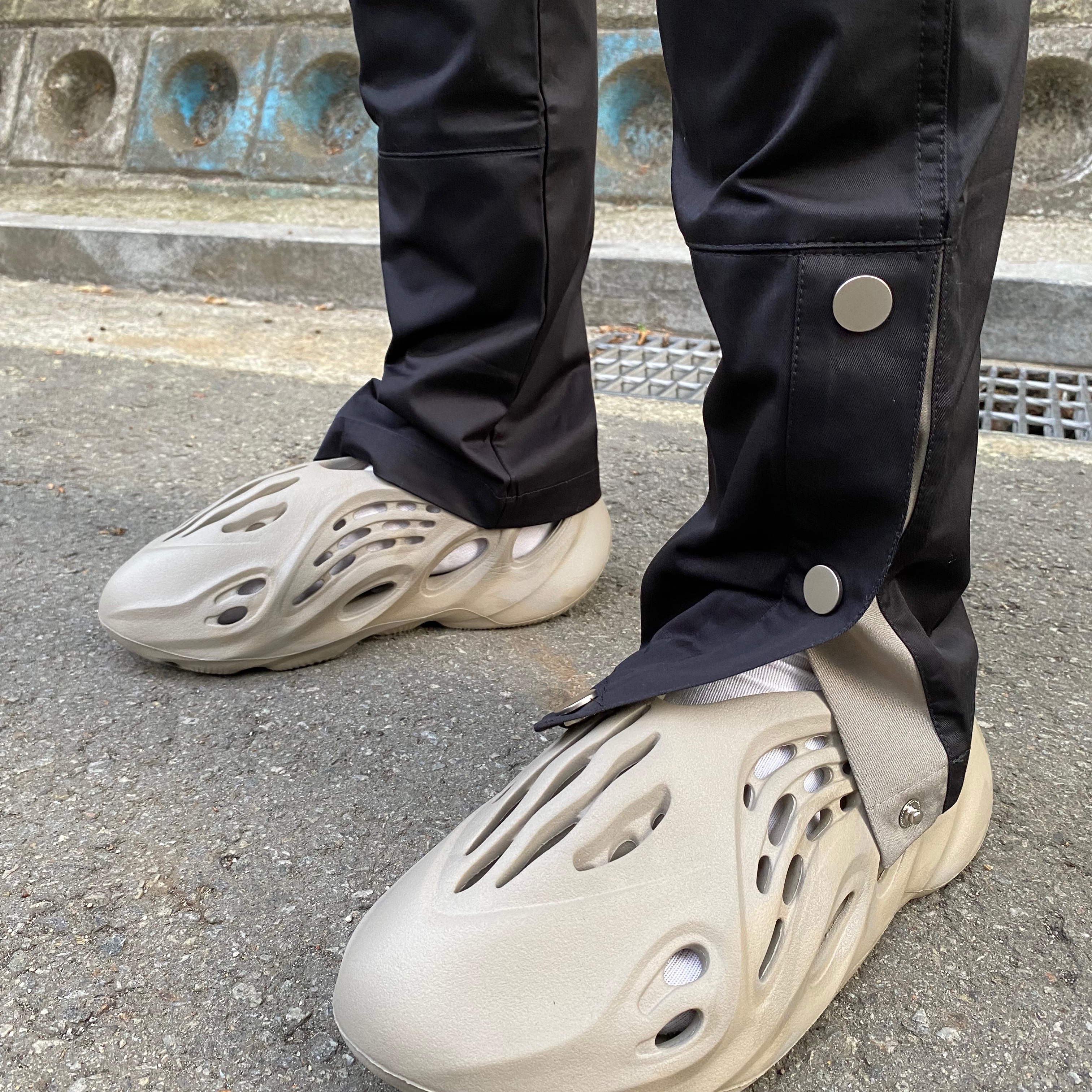 Adidas Yeezy Foam RNNR Sand 착용 스타일 - 1