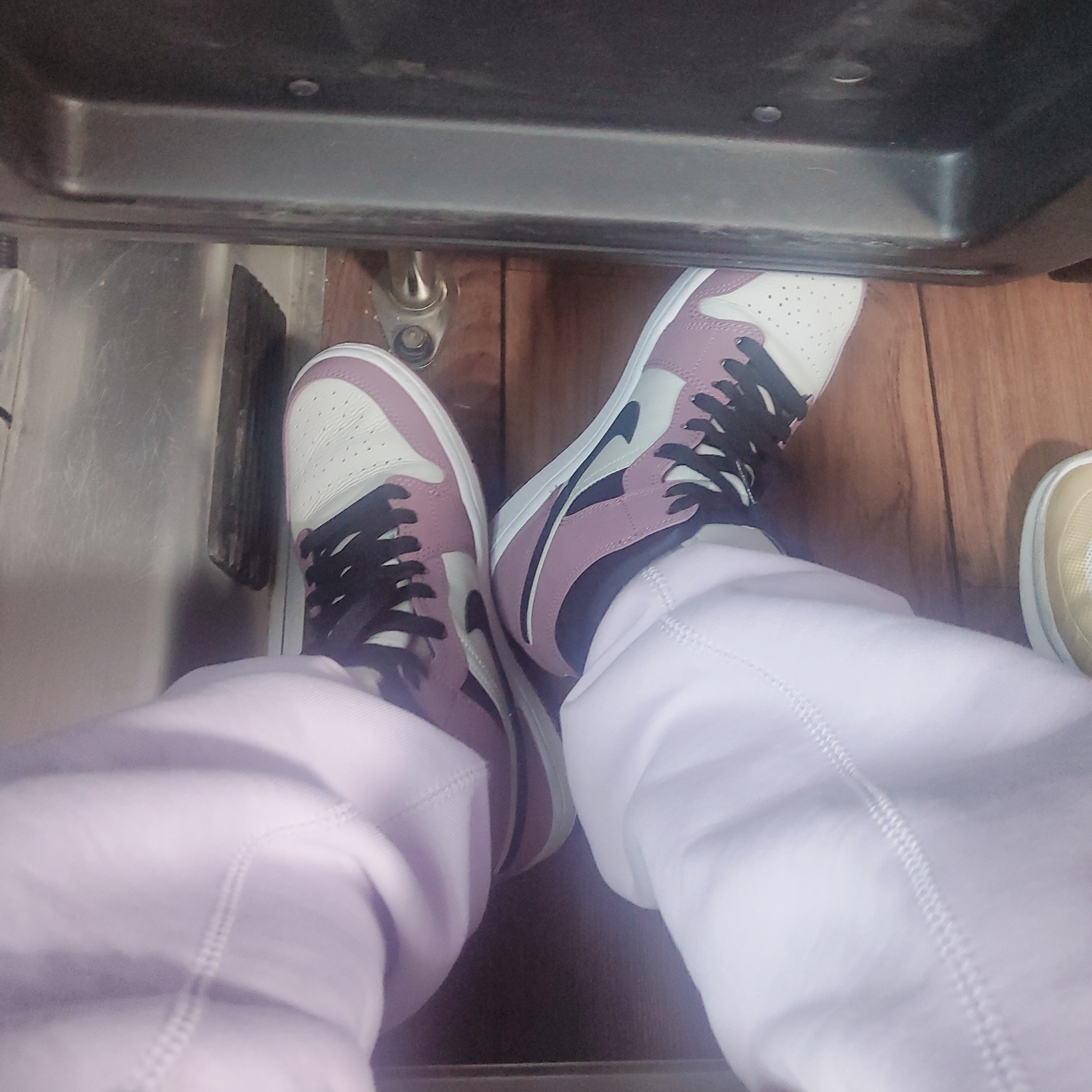 Nike NRG Solo Swoosh Fleece Pants Doll - Asia, (W) Jordan 1 Mid SE Light Mulberry 착용 스타일 - 1