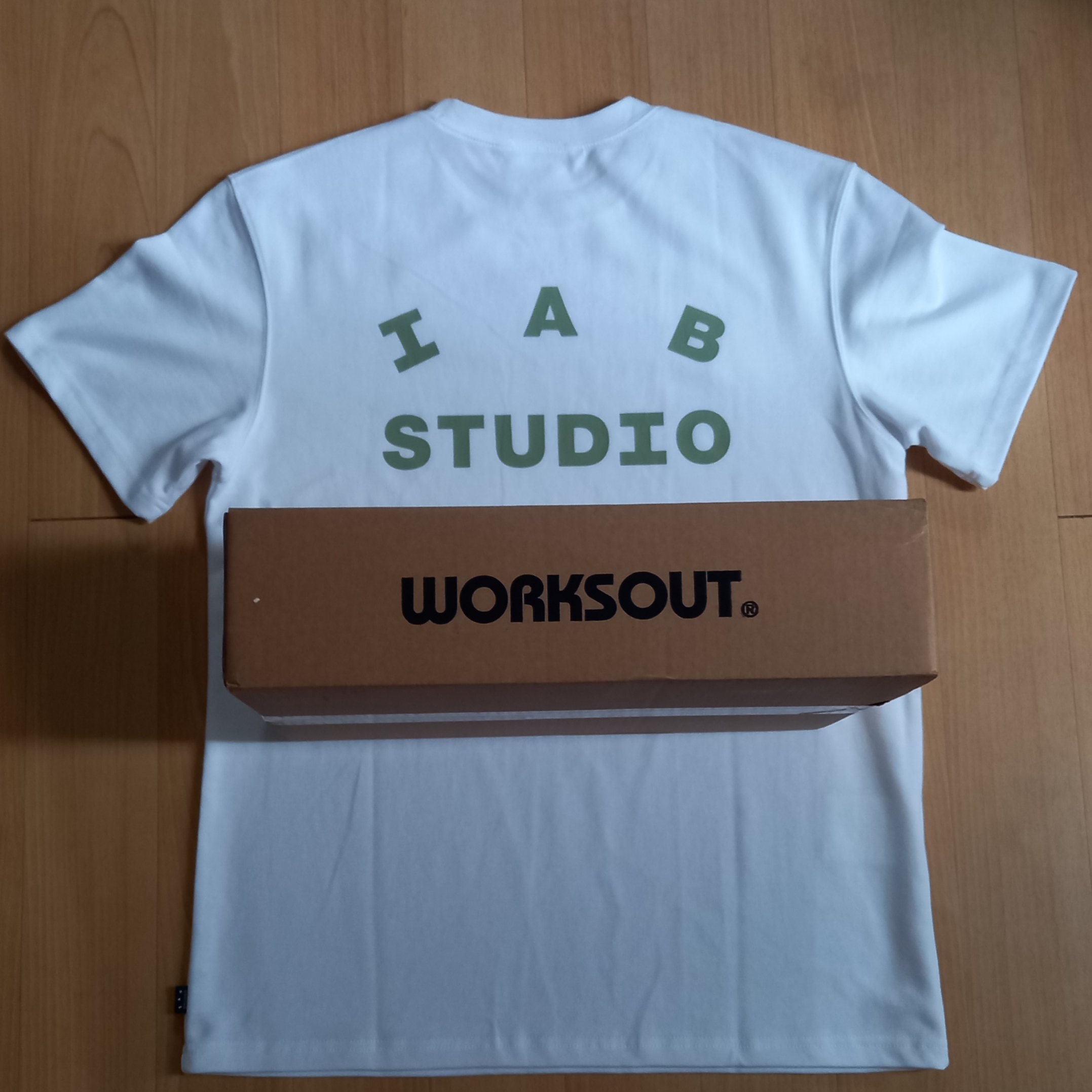 IAB Studio T-Shirt White Light Green 착용 스타일