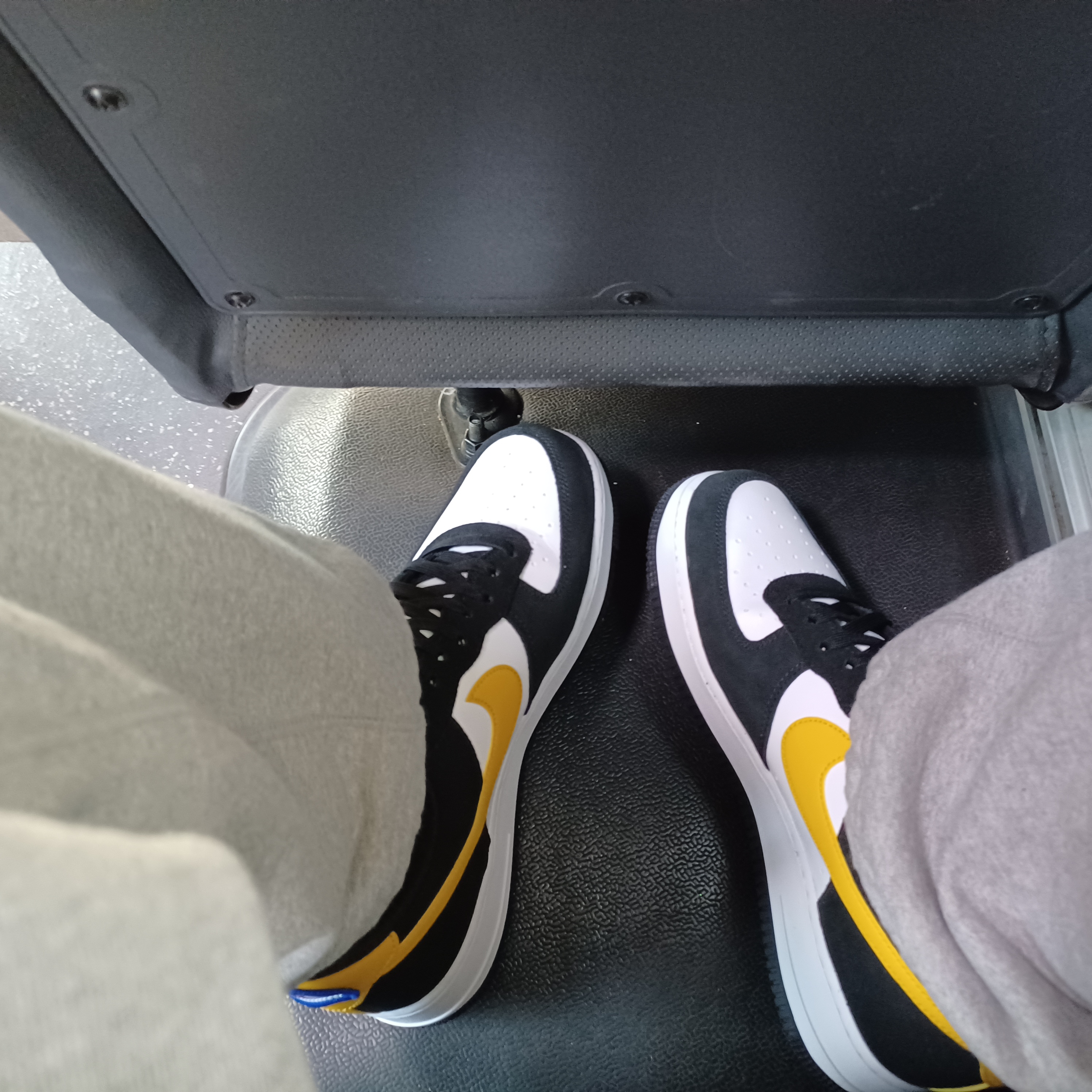 Nike Air Force 1 '07 LV8 Athletic Club Black Dark Sulfur 착용 스타일