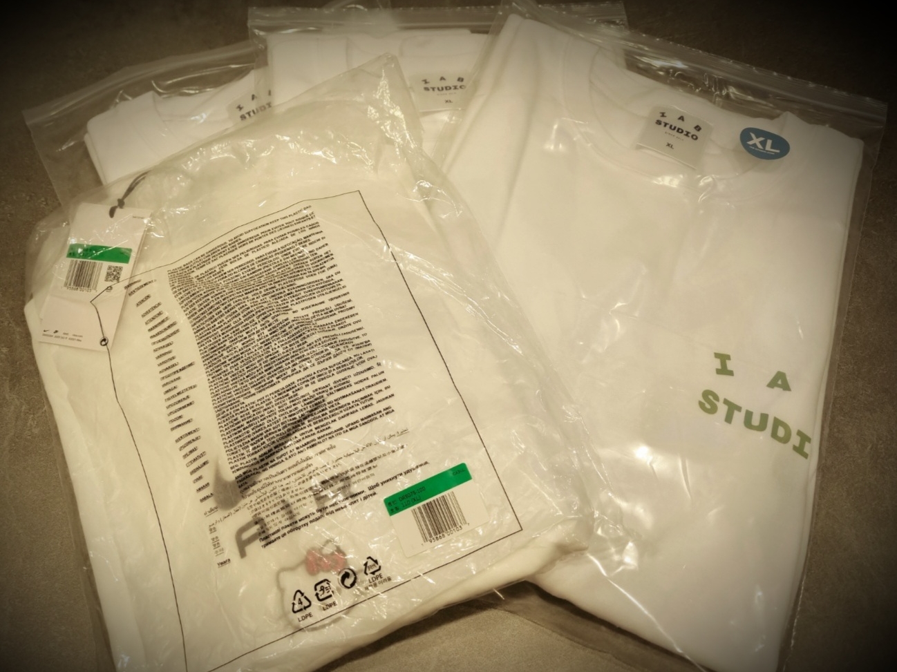 IAB Studio T-Shirt White Light Green, Nike x Hello Kitty NRG Air T-Shirt White - Asia 착용 스타일