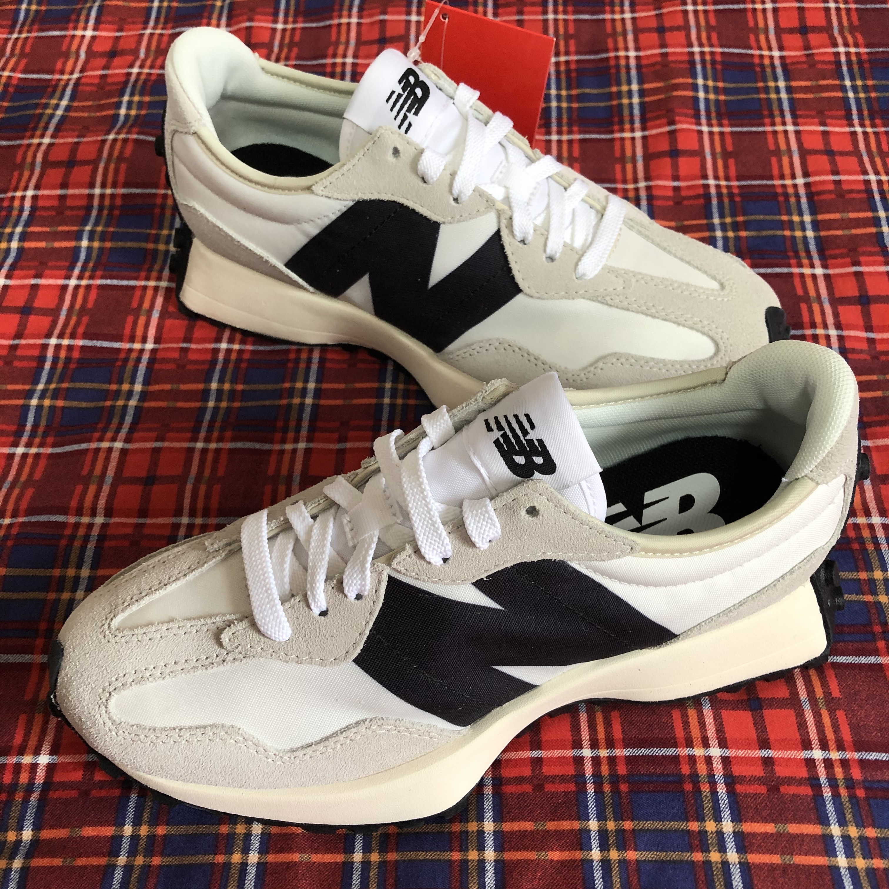 New Balance 327 White Black 착용 스타일