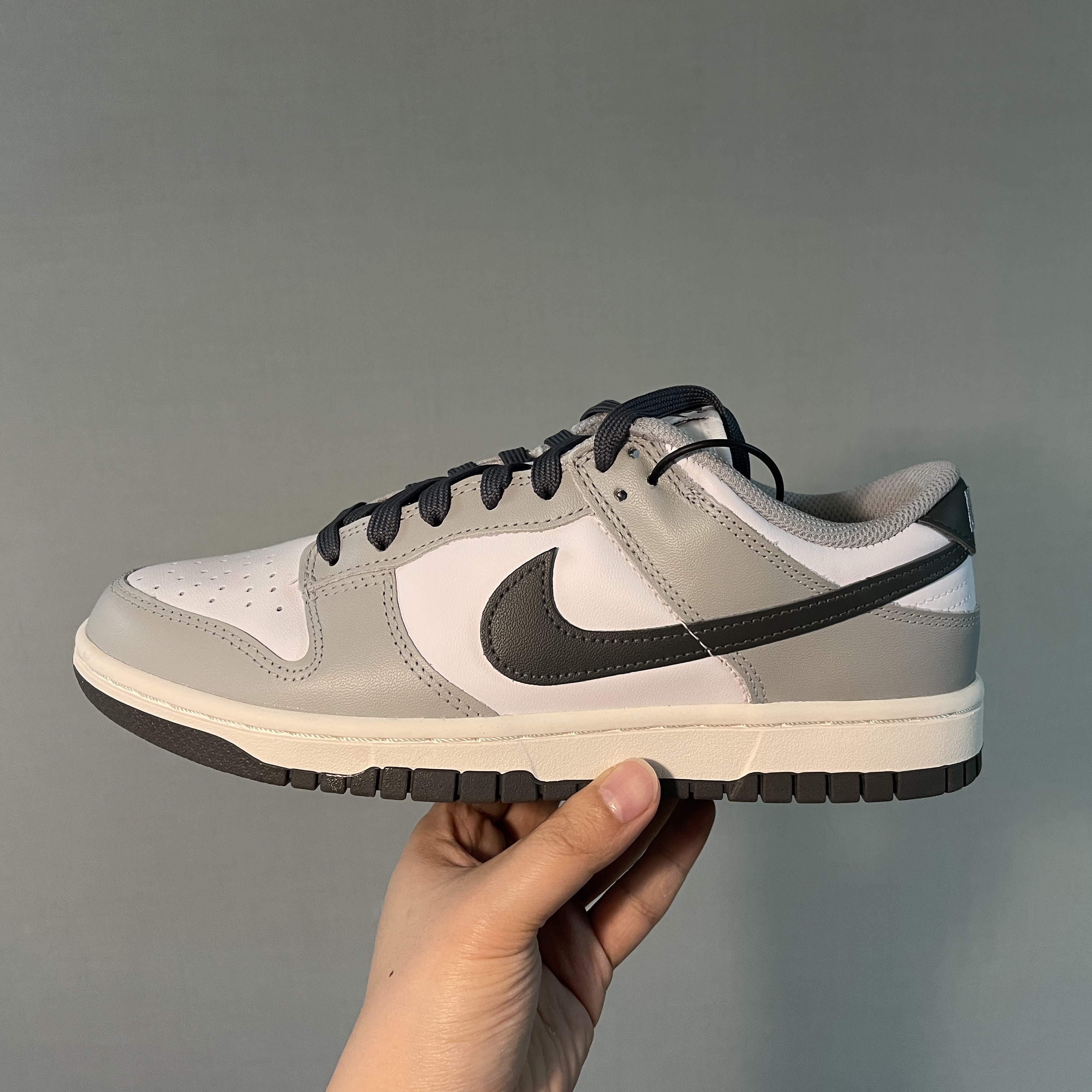 (W) Nike Dunk Low Light Smoke Grey 착용 스타일 - 1