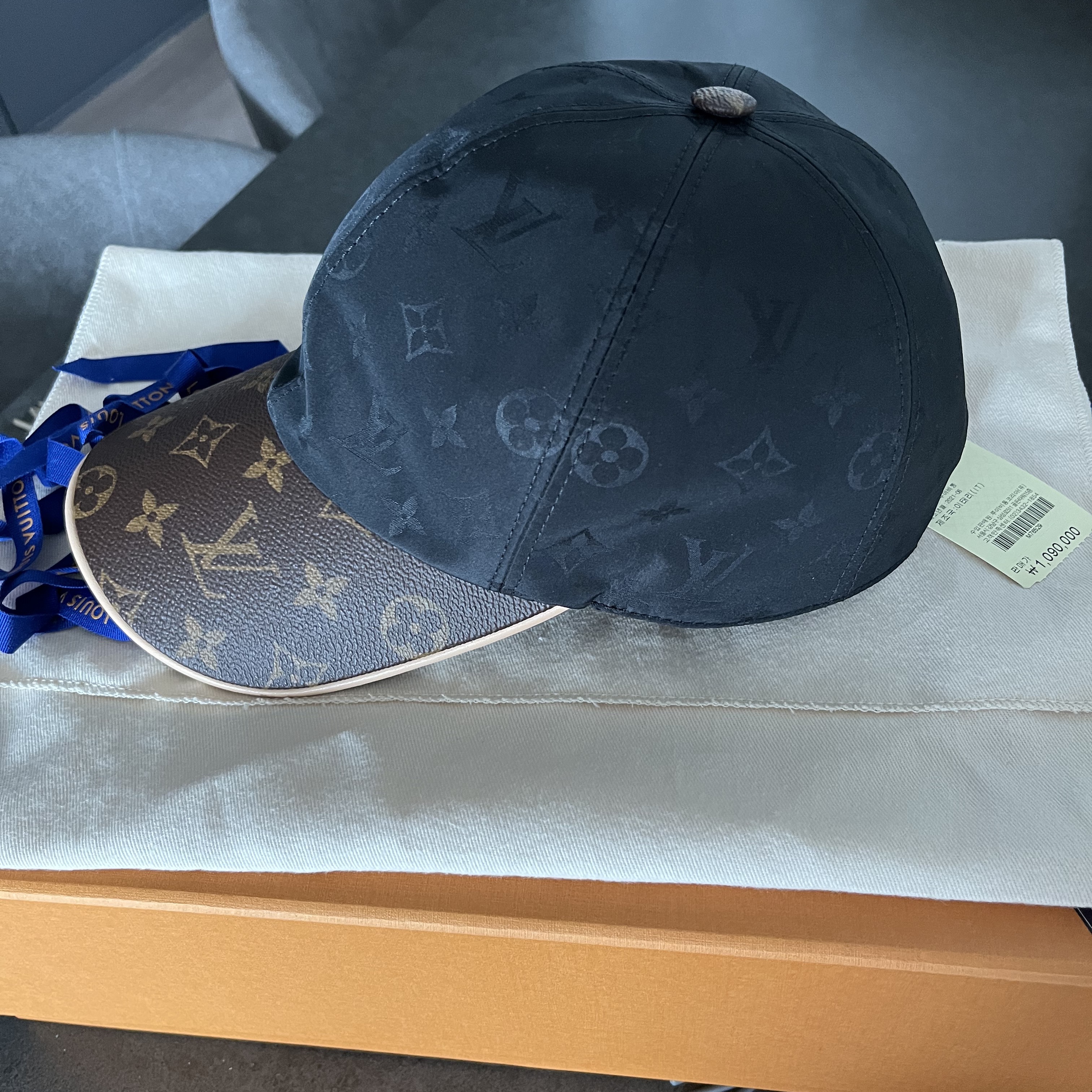 (W) Louis Vuitton Cap Ou Pas Cap Black 착용 스타일