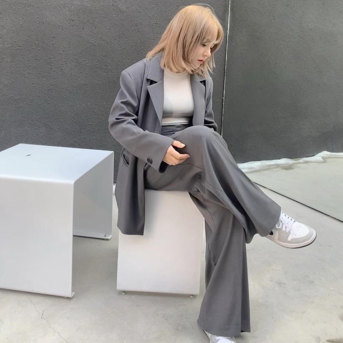 (W) Jordan 1 Mid Grey Fog 착용 스타일 - 2