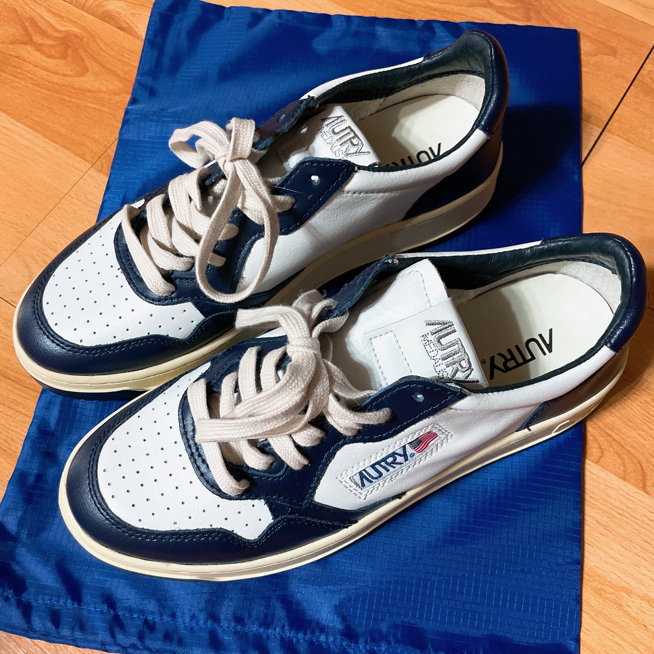 Autry Medalist Low Leather Sneakers Blue White 착용 스타일