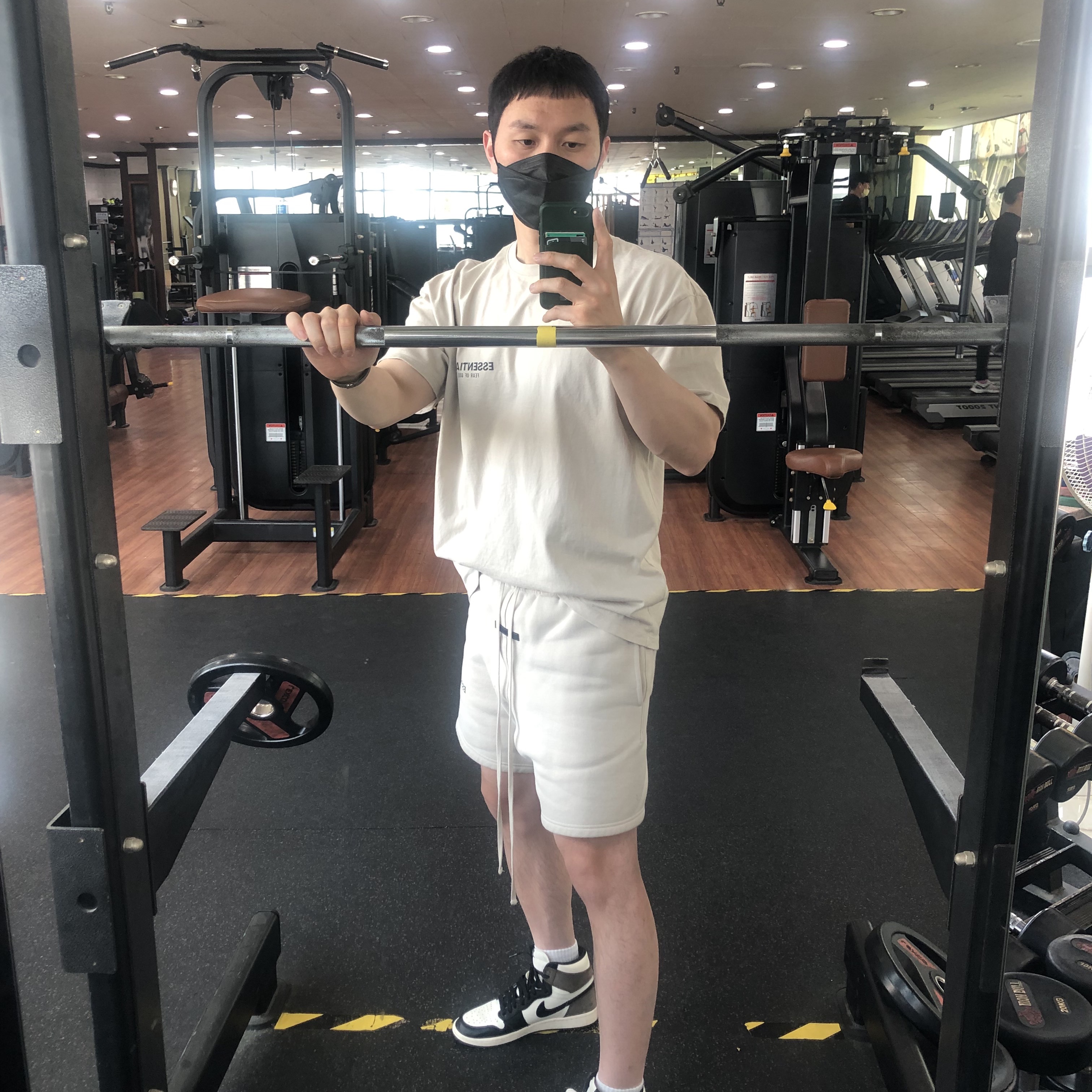 Essentials T-Shirt Oat - Nordstrom Exclusive, Essentials Sweatshorts Oat - Nordstrom Exclusive 착용 스타일 - 1