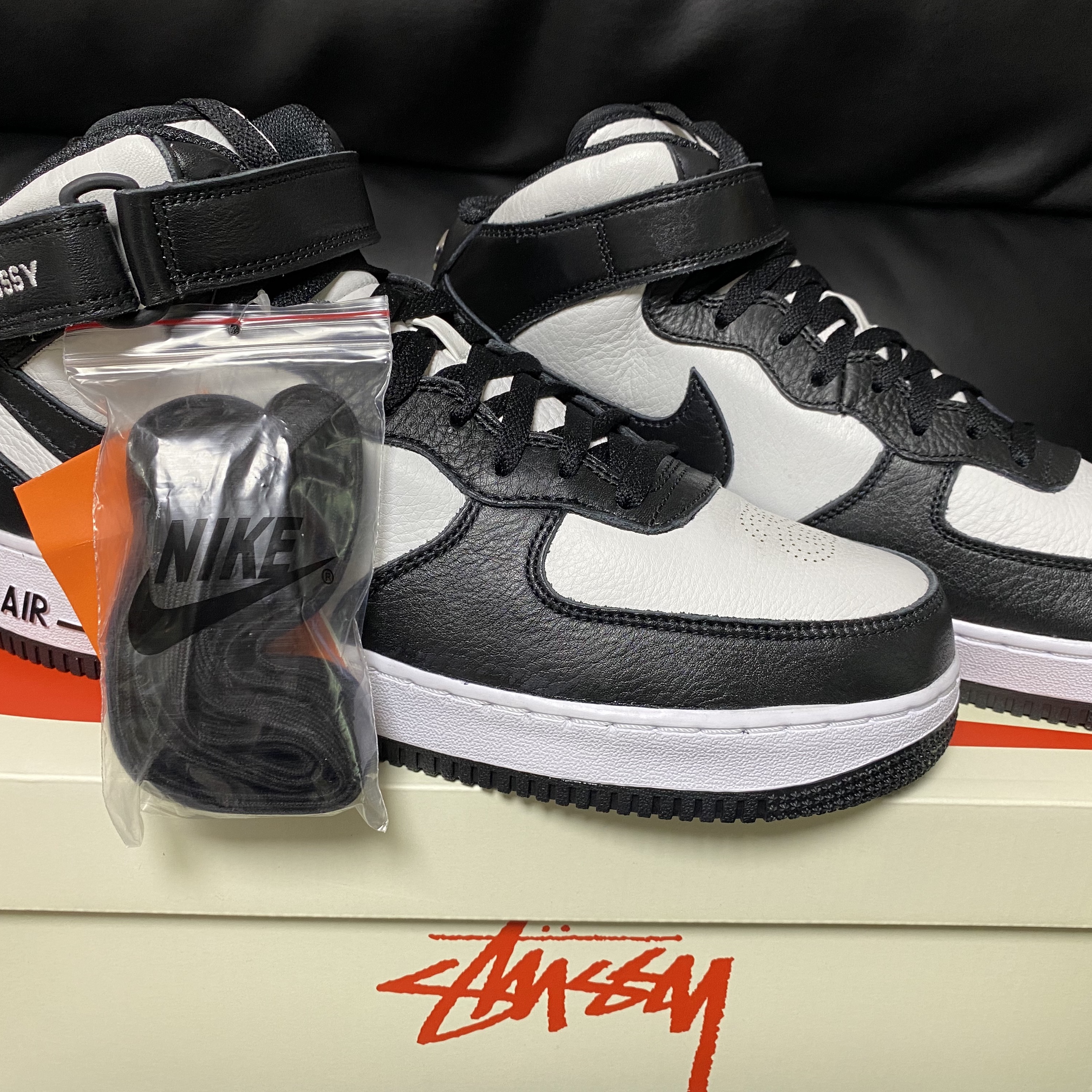 Nike x Stussy Air Force 1 '07 Mid SP Black and Light Bone, Nike x Stussy NRG RA Washed Fleece Pants Black (DN4030-010) 착용 스타일 - 3