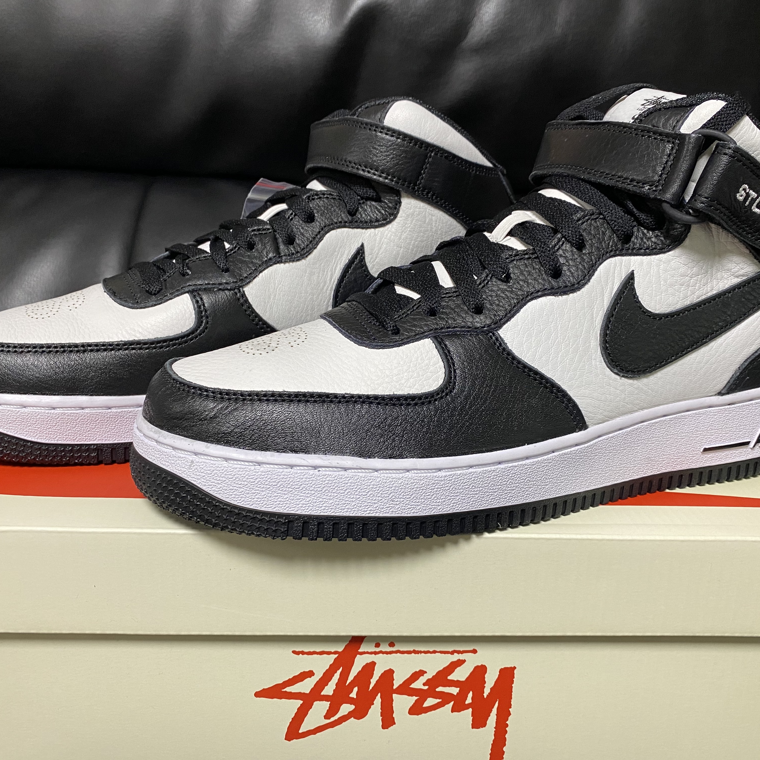 Nike x Stussy Air Force 1 '07 Mid SP Black and Light Bone, Nike x Stussy NRG RA Washed Fleece Pants Black (DN4030-010) 착용 스타일 - 4