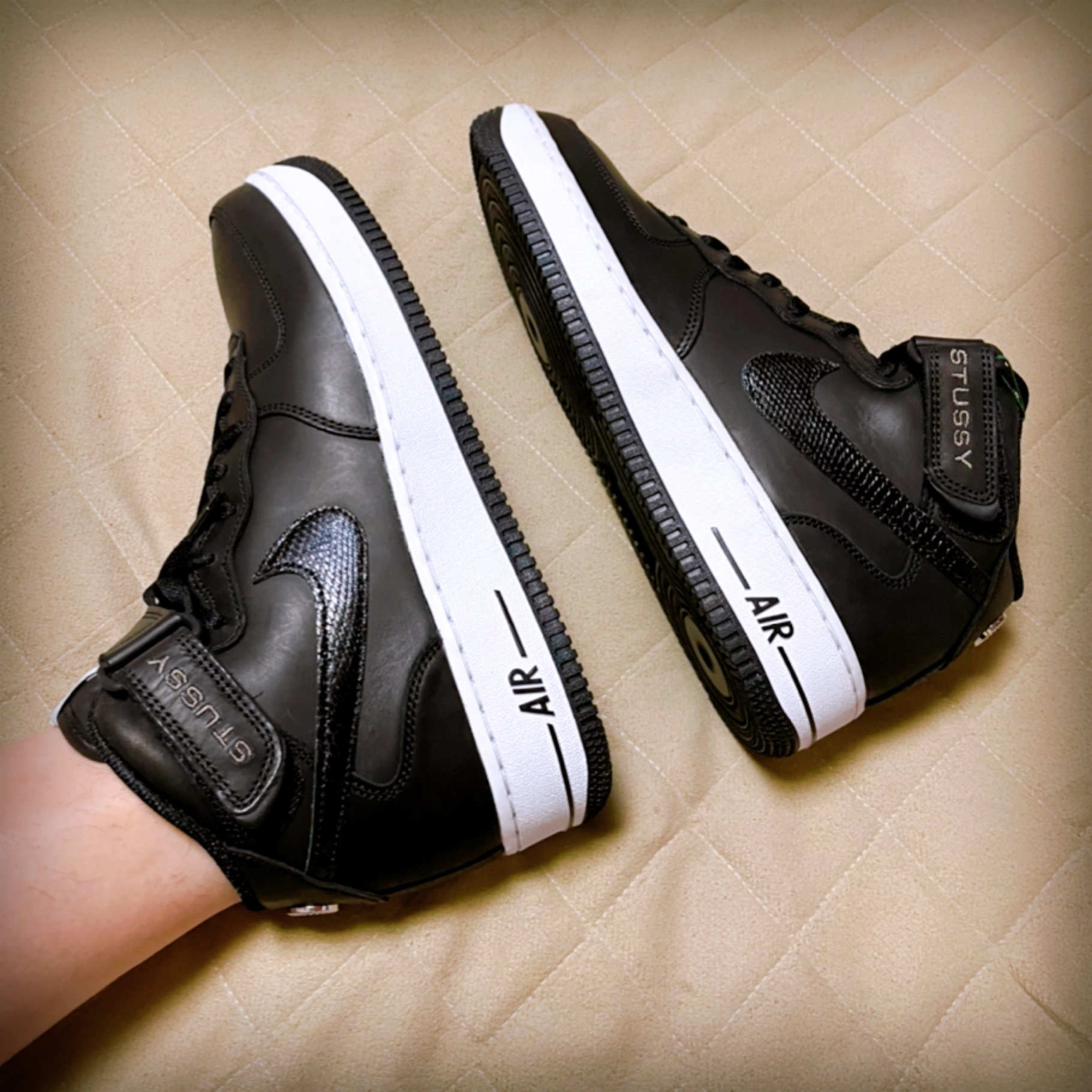 Nike x Stussy Air Force 1 '07 Mid SP Black 착용 스타일 - 1