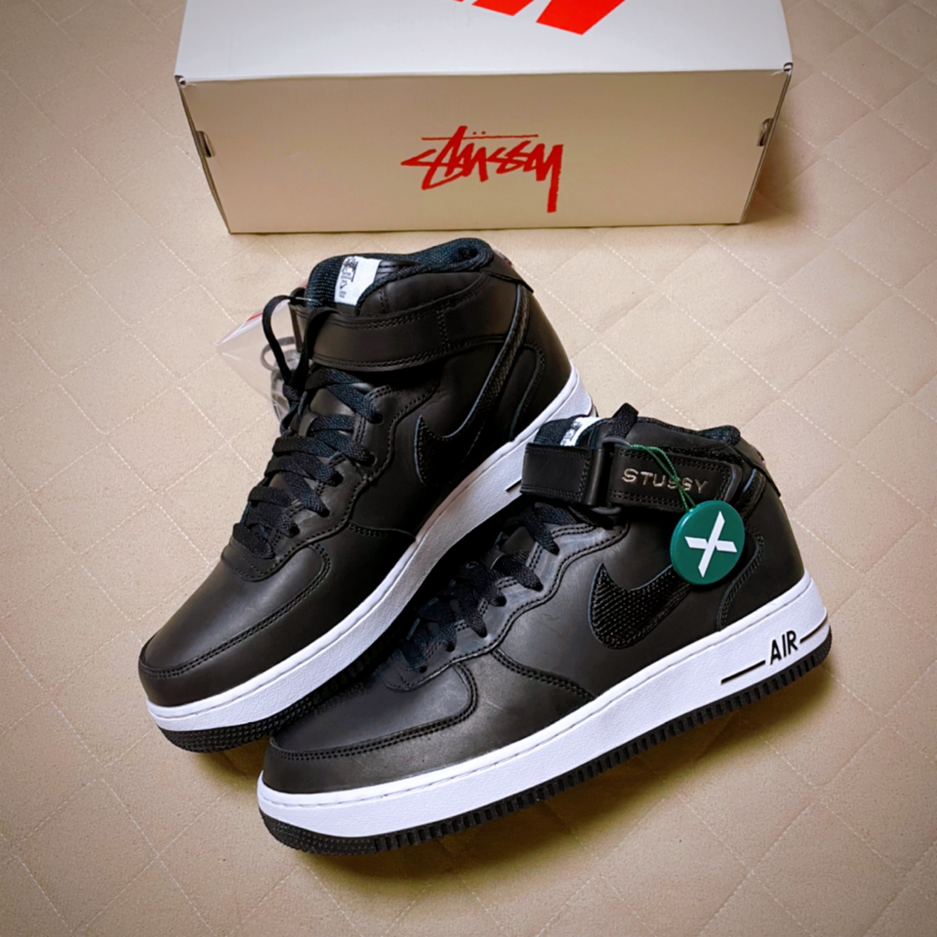 Nike x Stussy Air Force 1 '07 Mid SP Black 착용 스타일 - 3