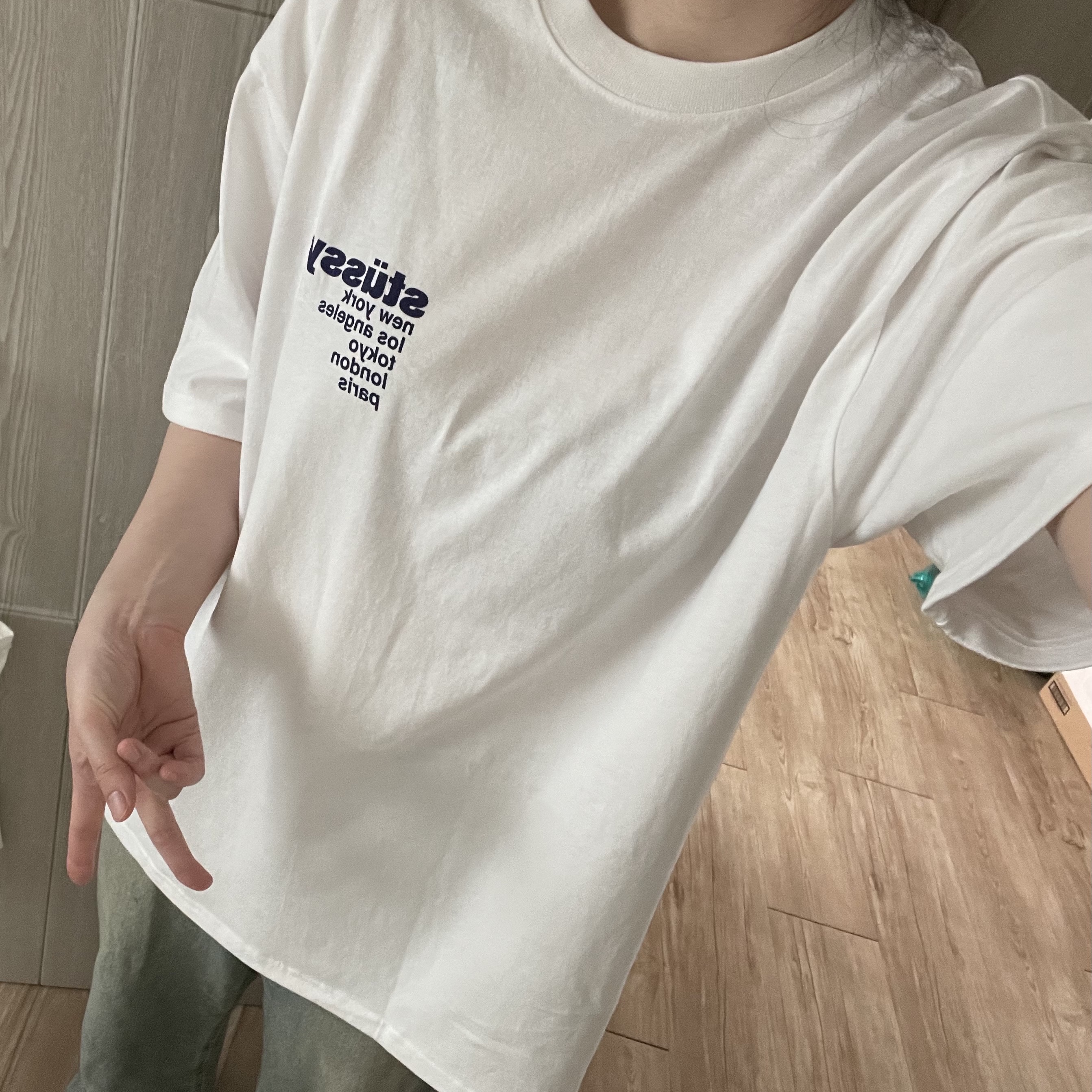 Stussy Strawberry T-Shirt White 착용 스타일 - 2