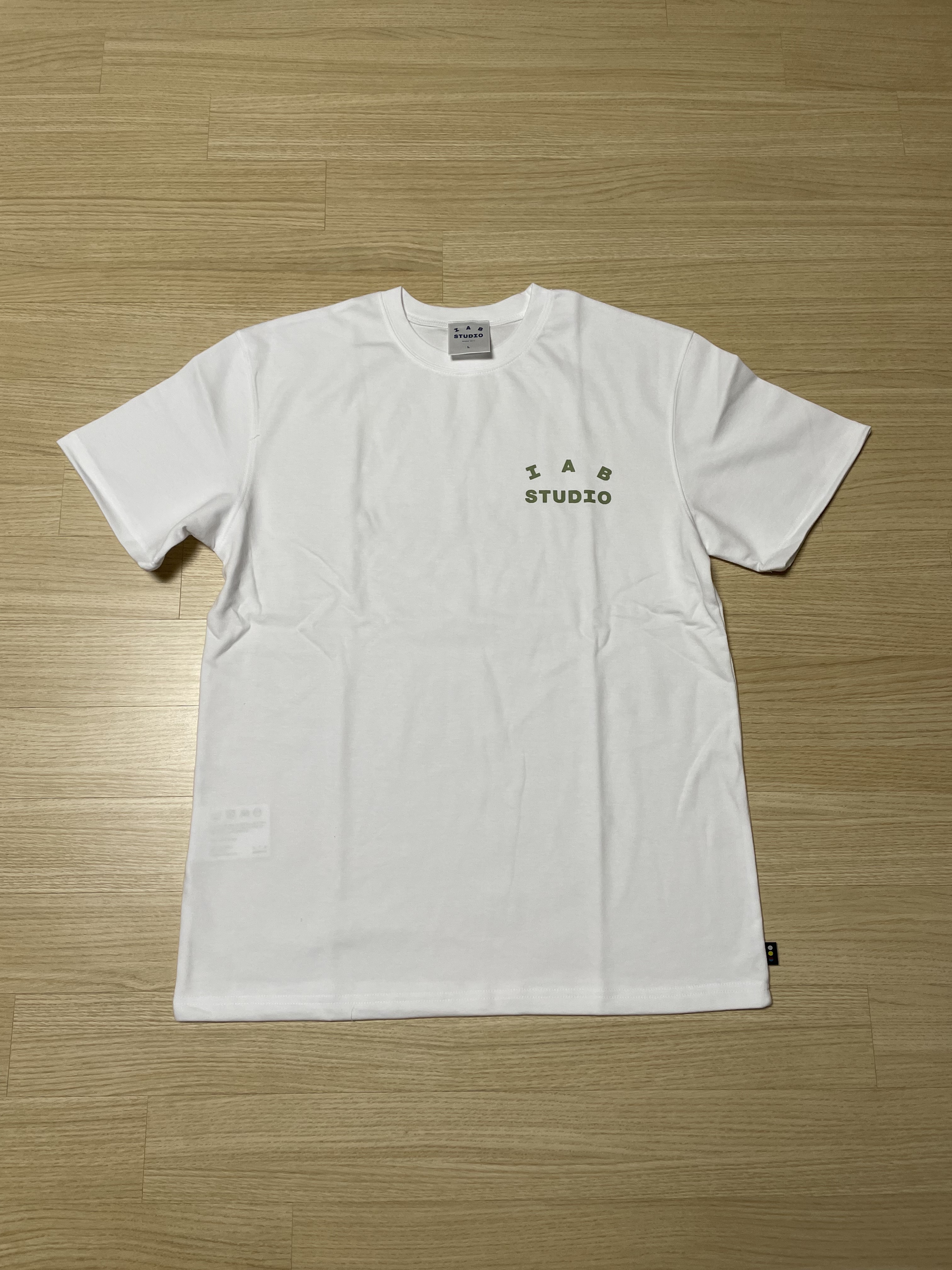 IAB Studio T-Shirt White Light Green 착용 스타일 - 2