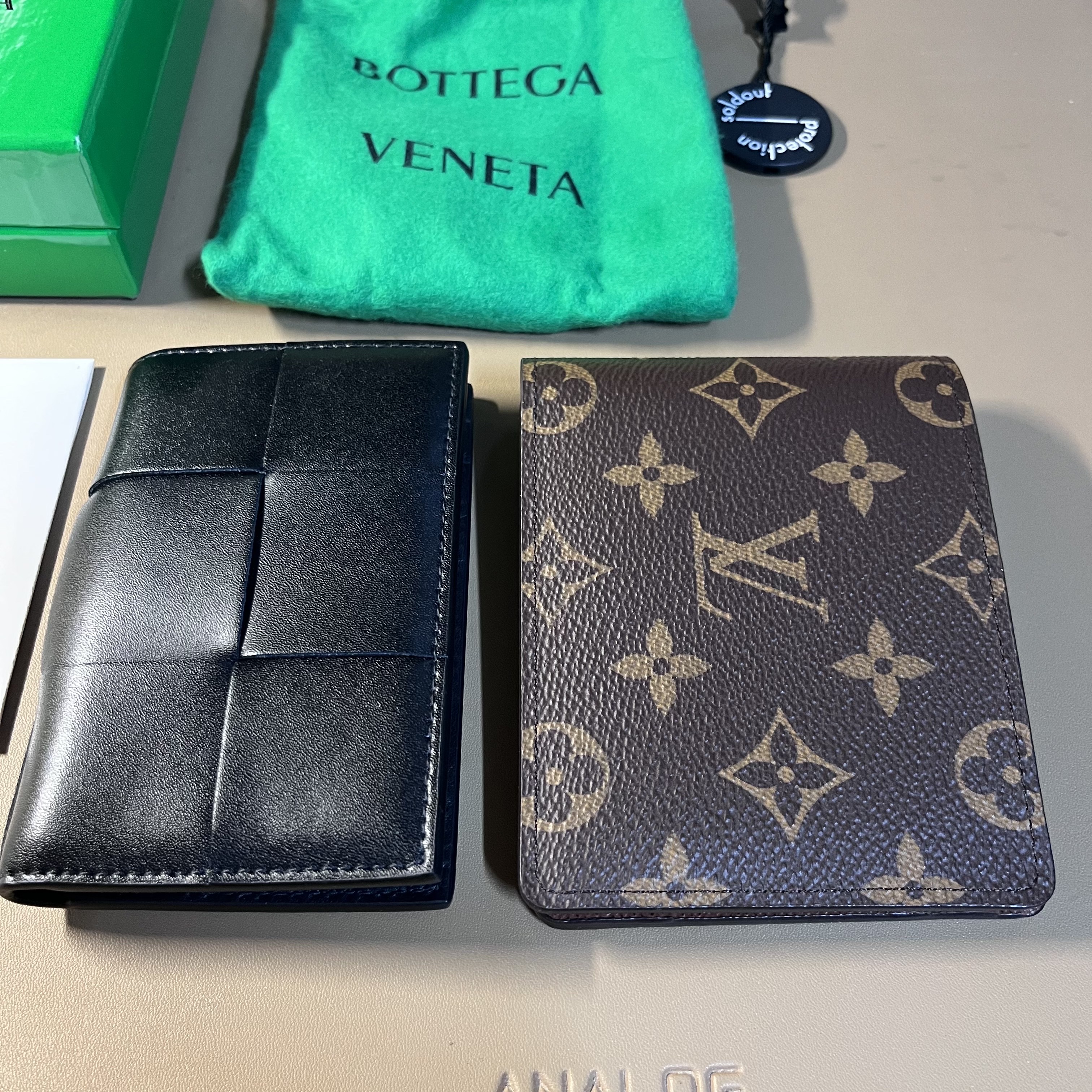 Bottega Veneta Flap Card Case Black 착용 스타일 - 3