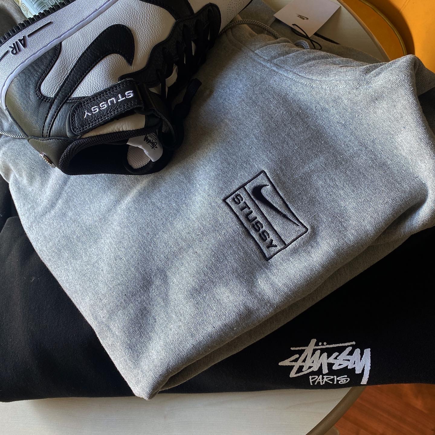 Nike x Stussy Air Force 1 '07 Mid SP Black and Light Bone, Nike x Stussy NRG RA Pullover Hoodie Dark Grey Heather (DJ9488-063) 착용 스타일