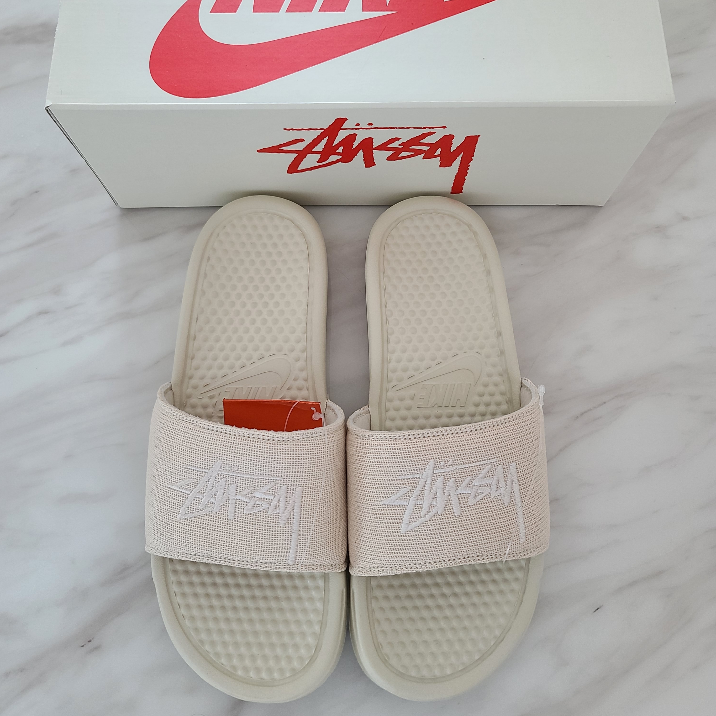 Nike x Stussy Benassi Hemp Slide Fossil Stone 착용 스타일 - 1