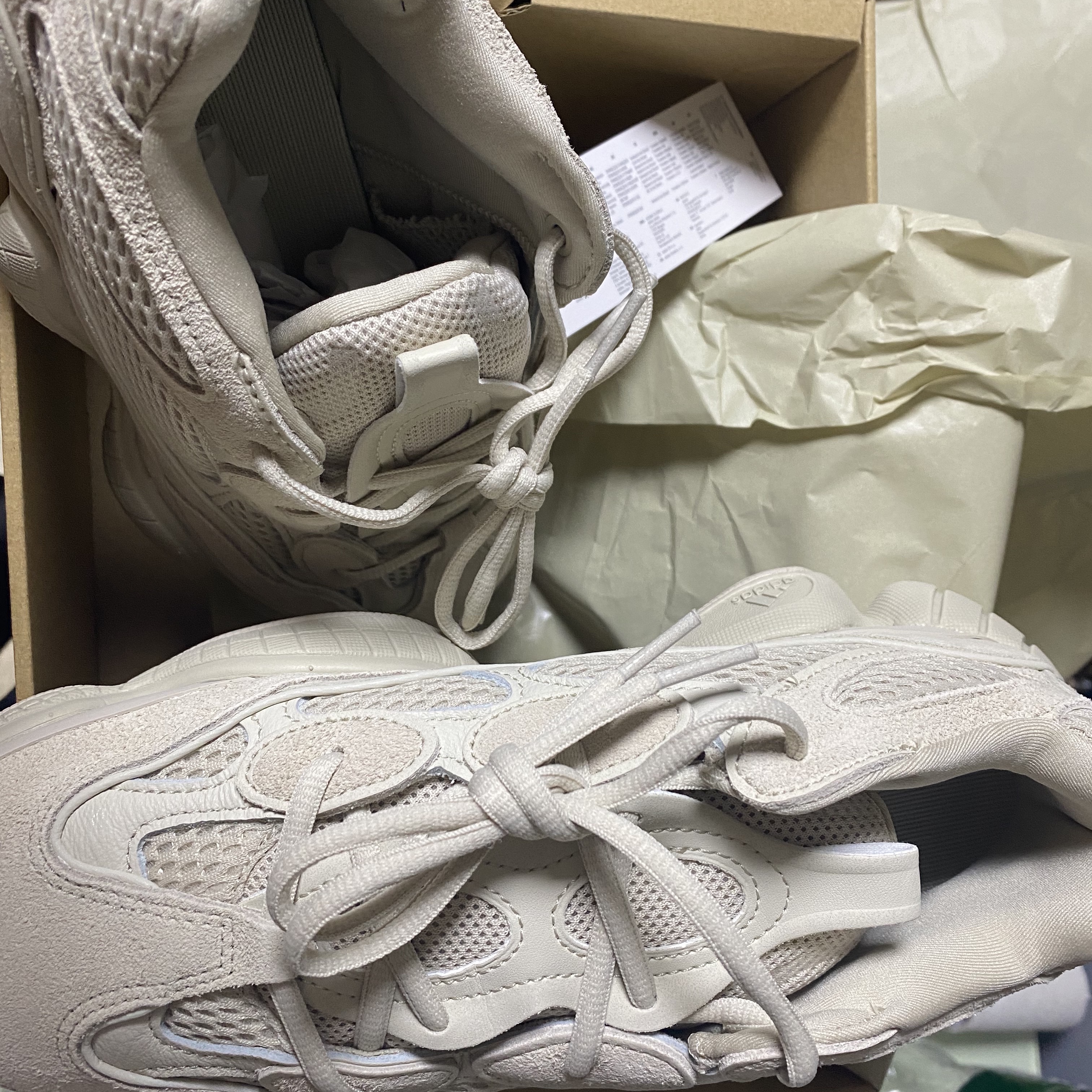 Adidas Yeezy 500 Blush 2022 착용 스타일 - 2