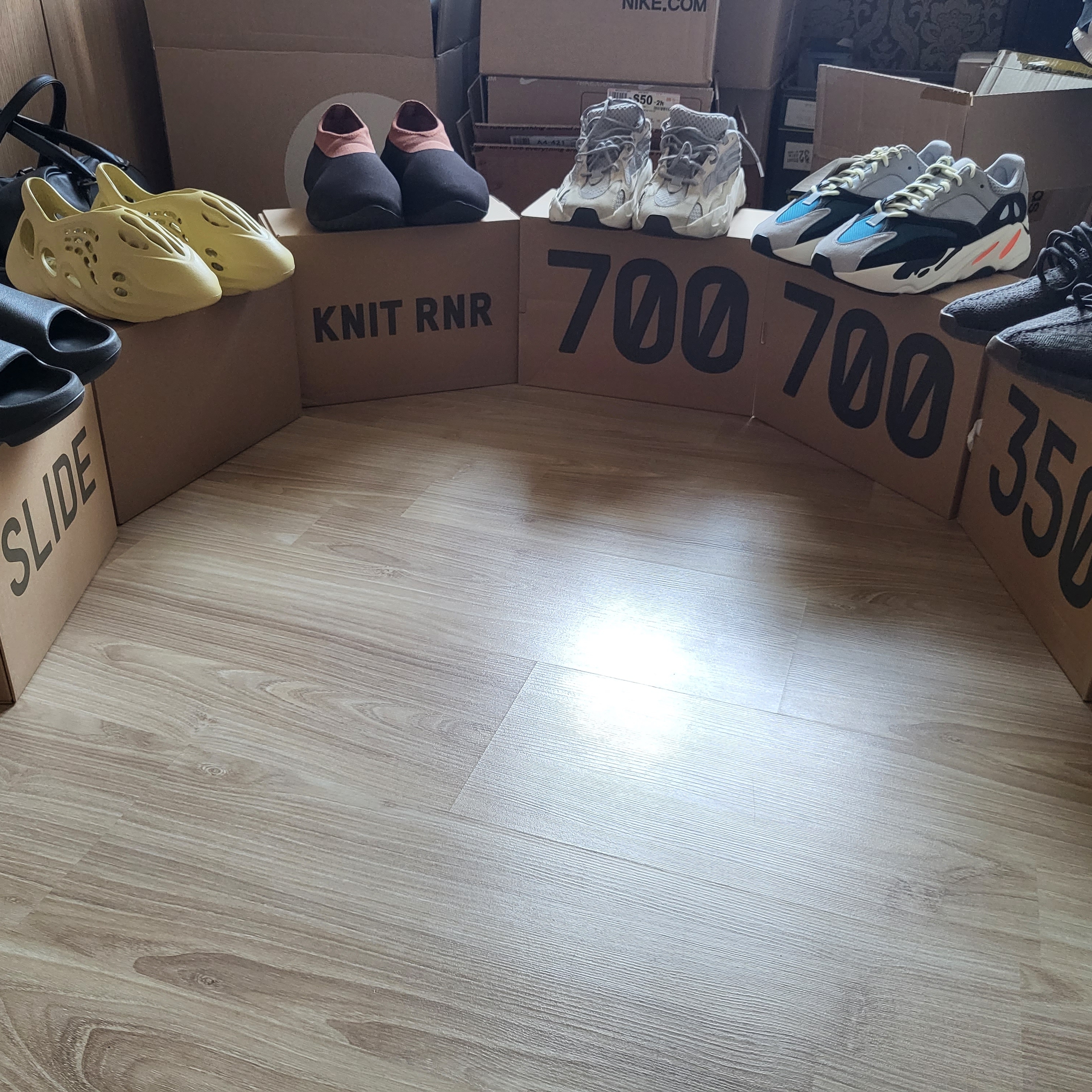 Adidas Yeezy Boost 350 V2 Cinder - Reflective, Adidas Yeezy Boost 700 Wave Runner Solid Grey 2021/2022 착용 스타일