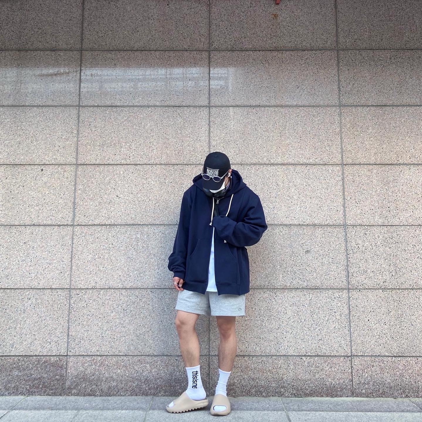 Adidas Yeezy Slide Pure 착용 스타일