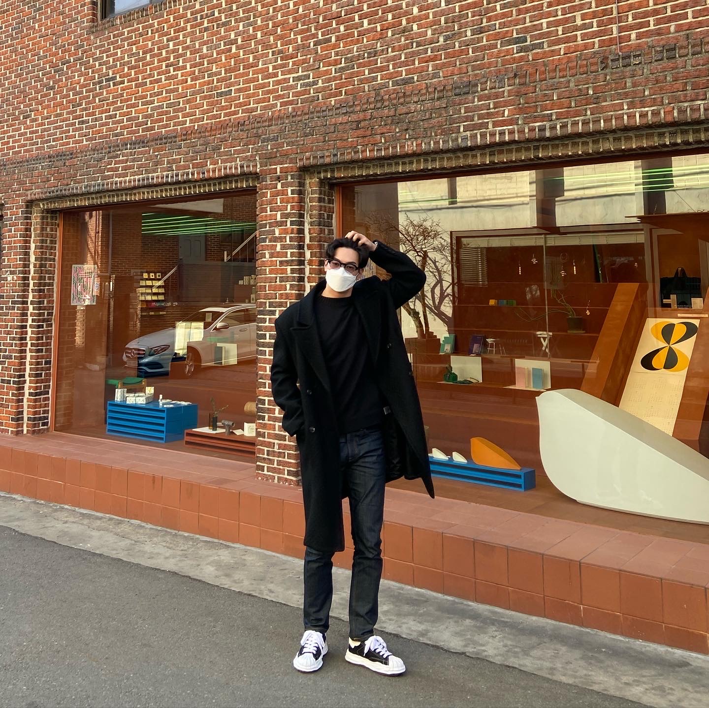 Maison Mihara Yasuhiro Blakey OG Sole Canvas Low-top Sneakers Black 착용 스타일 - 2