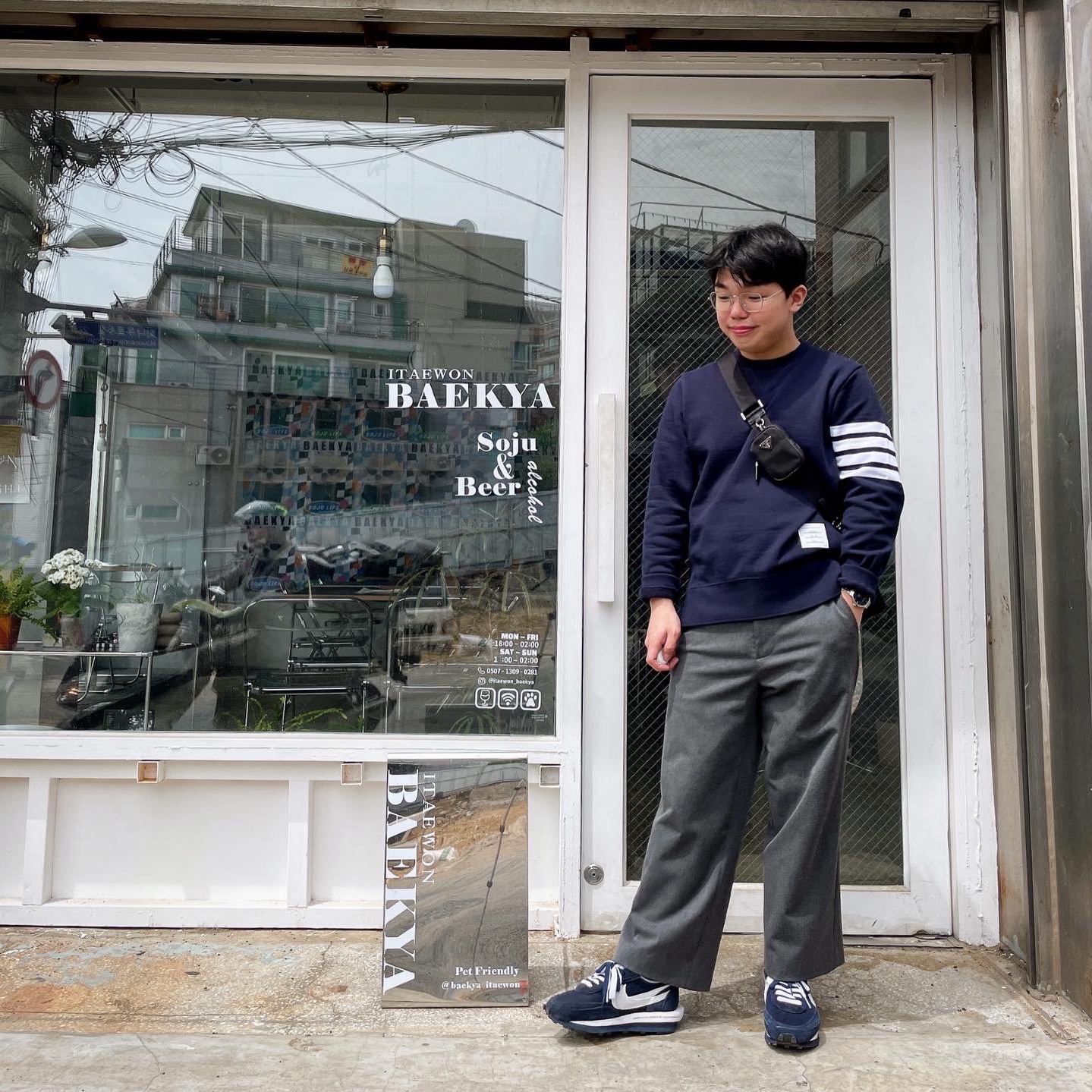 Thom Browne Engineered 4-Bar Sweatshirt Navy, Nike x Sacai x Fragment LDWaffle Blackened Blue 착용 스타일 - 3