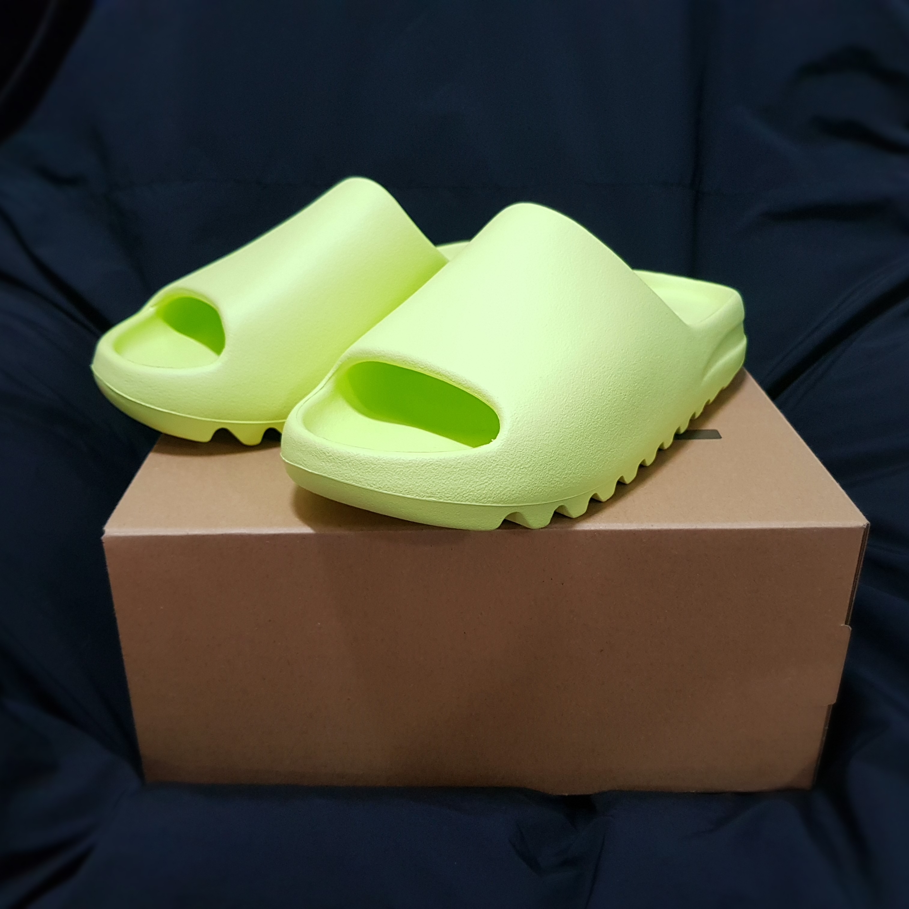Adidas Yeezy Slide Glow Green 2022/2023 착용 스타일