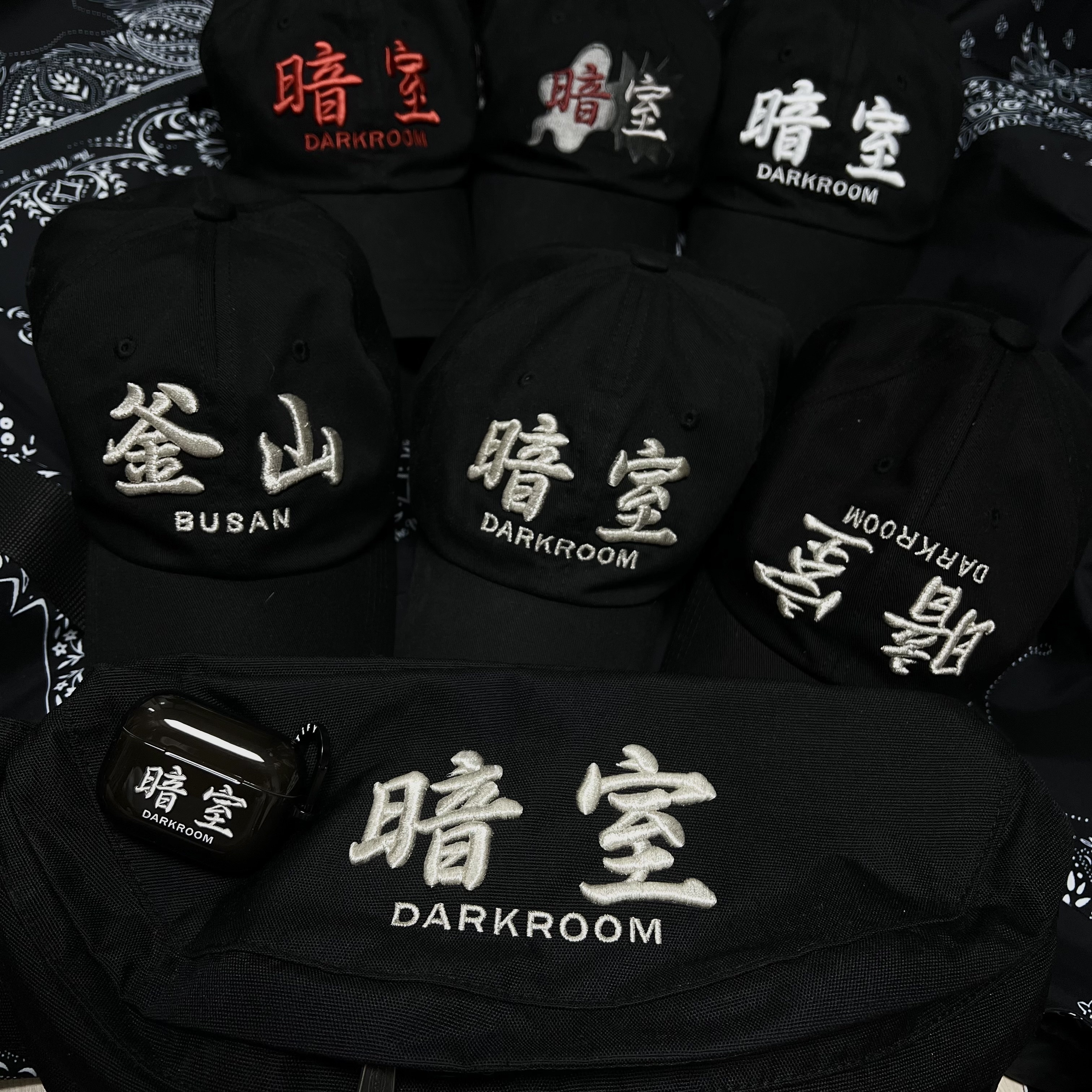 Darkr8m Studio Upside Down Silver Logo Cap, Darkr8m Studio White Logo Cap 착용 스타일