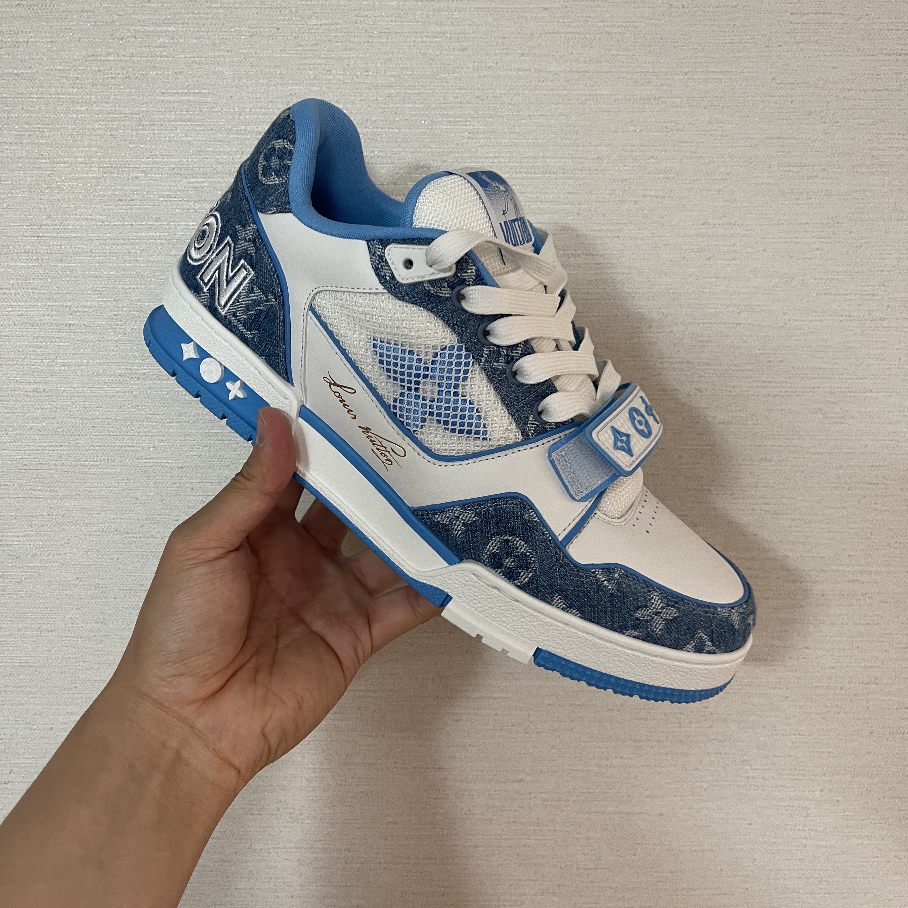 Louis Vuitton Velcro Strap LV Trainer Sneaeker Monogram Denim Marine 착용 스타일