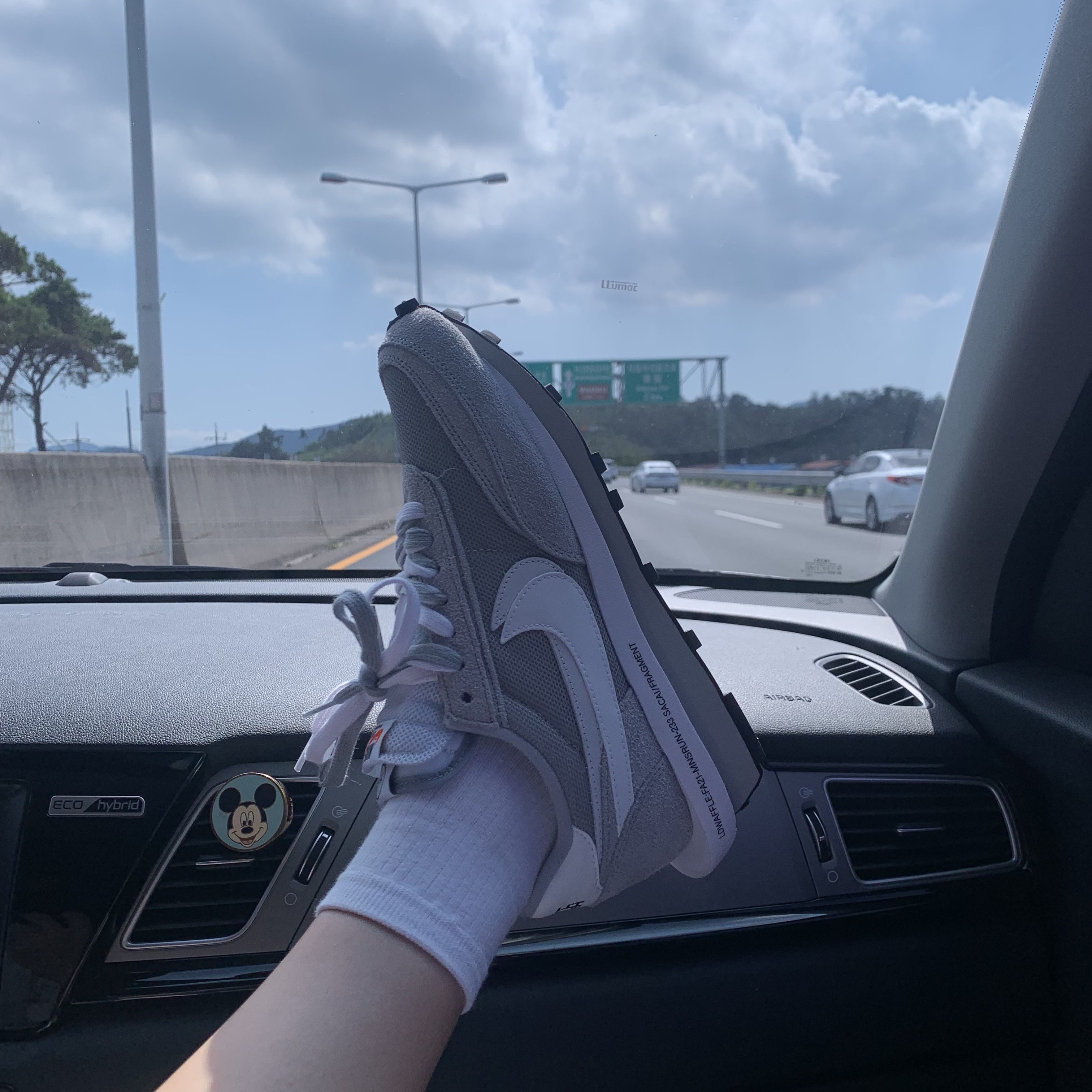 Nike x Sacai x Fragment LDWaffle Light Smoke Grey 착용 스타일 - 2