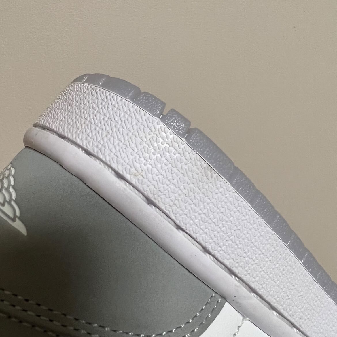 Jordan 1 Low Golf Wolf Grey 착용 스타일 - 3