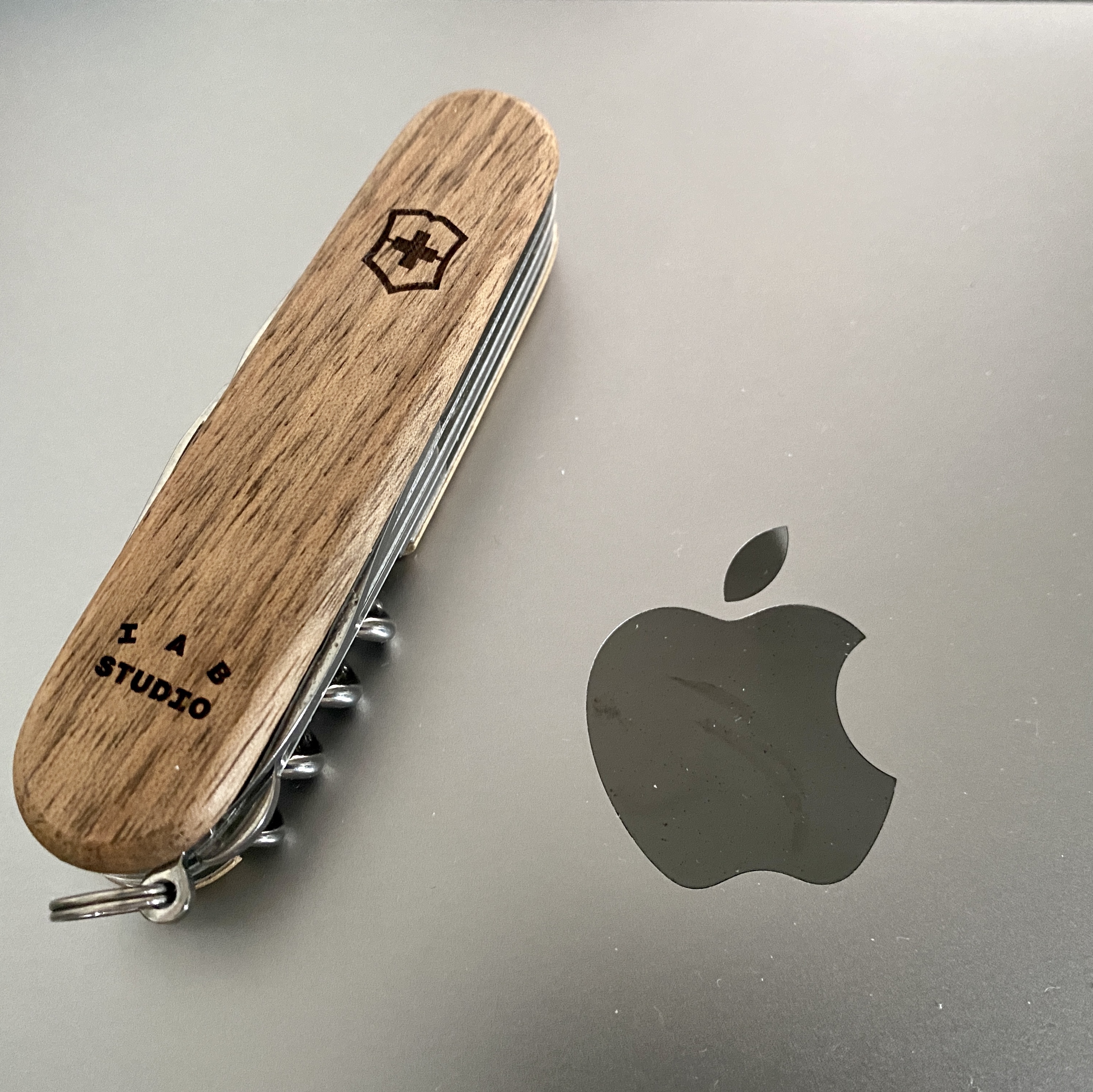 IAB Studio x Victorinox Huntsman Wood 착용 스타일