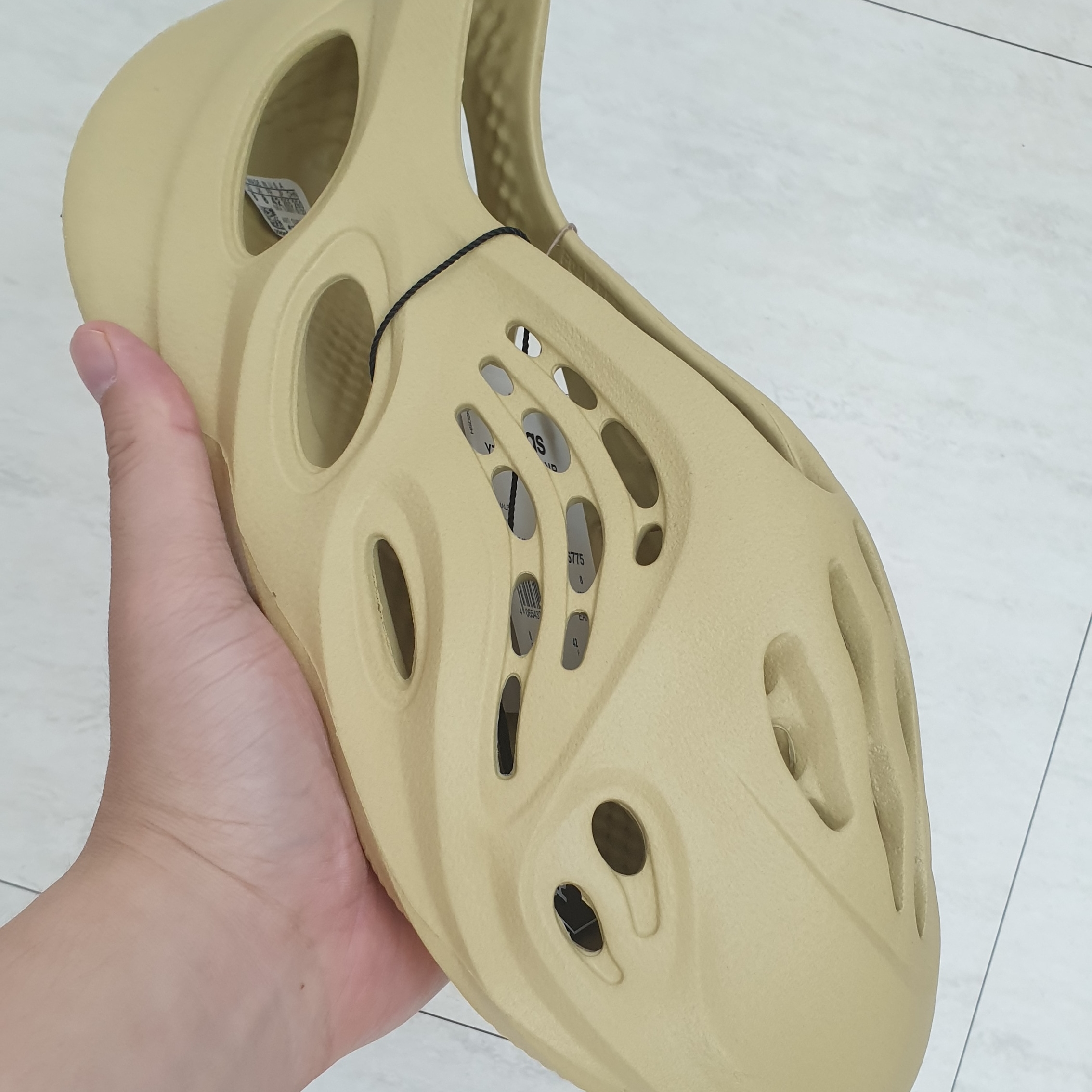 Adidas Yeezy Foam RNNR Sulfur 착용 스타일