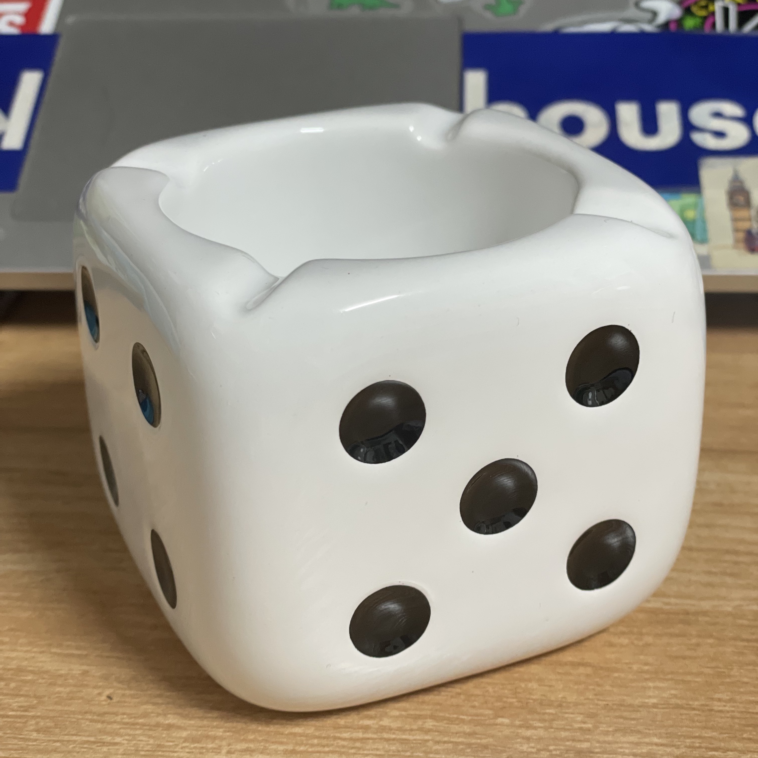 Stussy Ceramic Dice Ashtray 착용 스타일