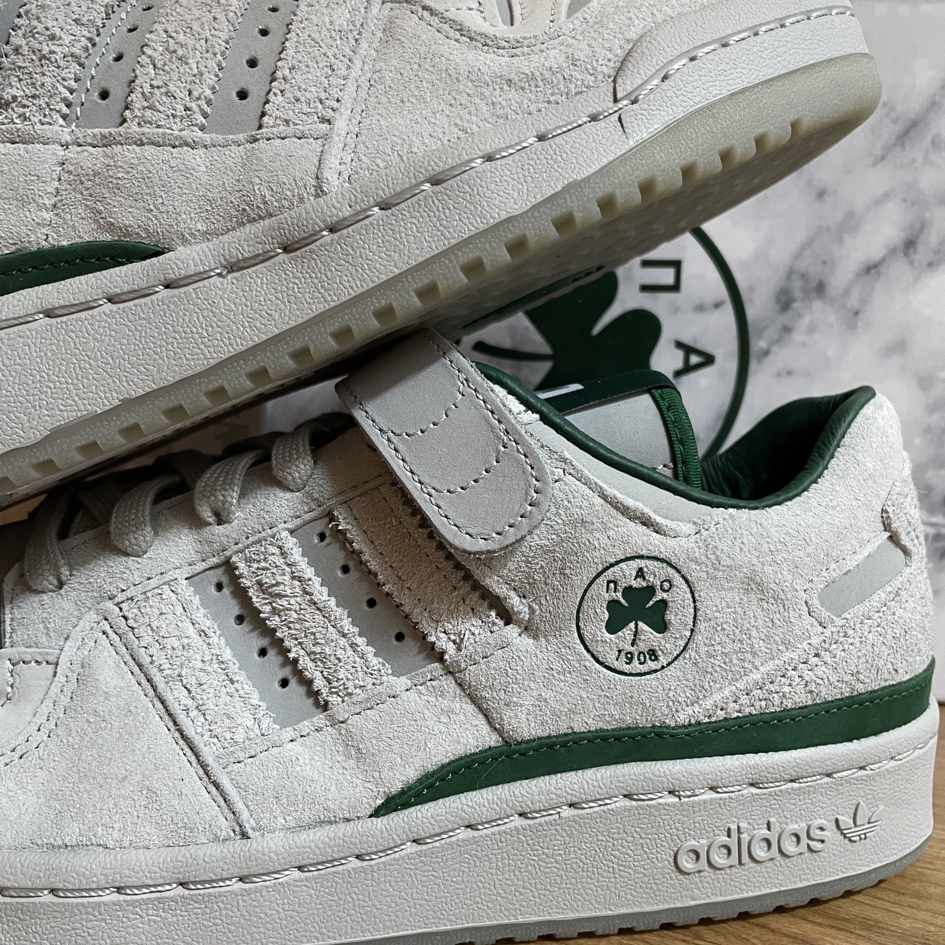 Adidas x BSTN Forum 84 Low Panathinaikos 착용 스타일 - 4