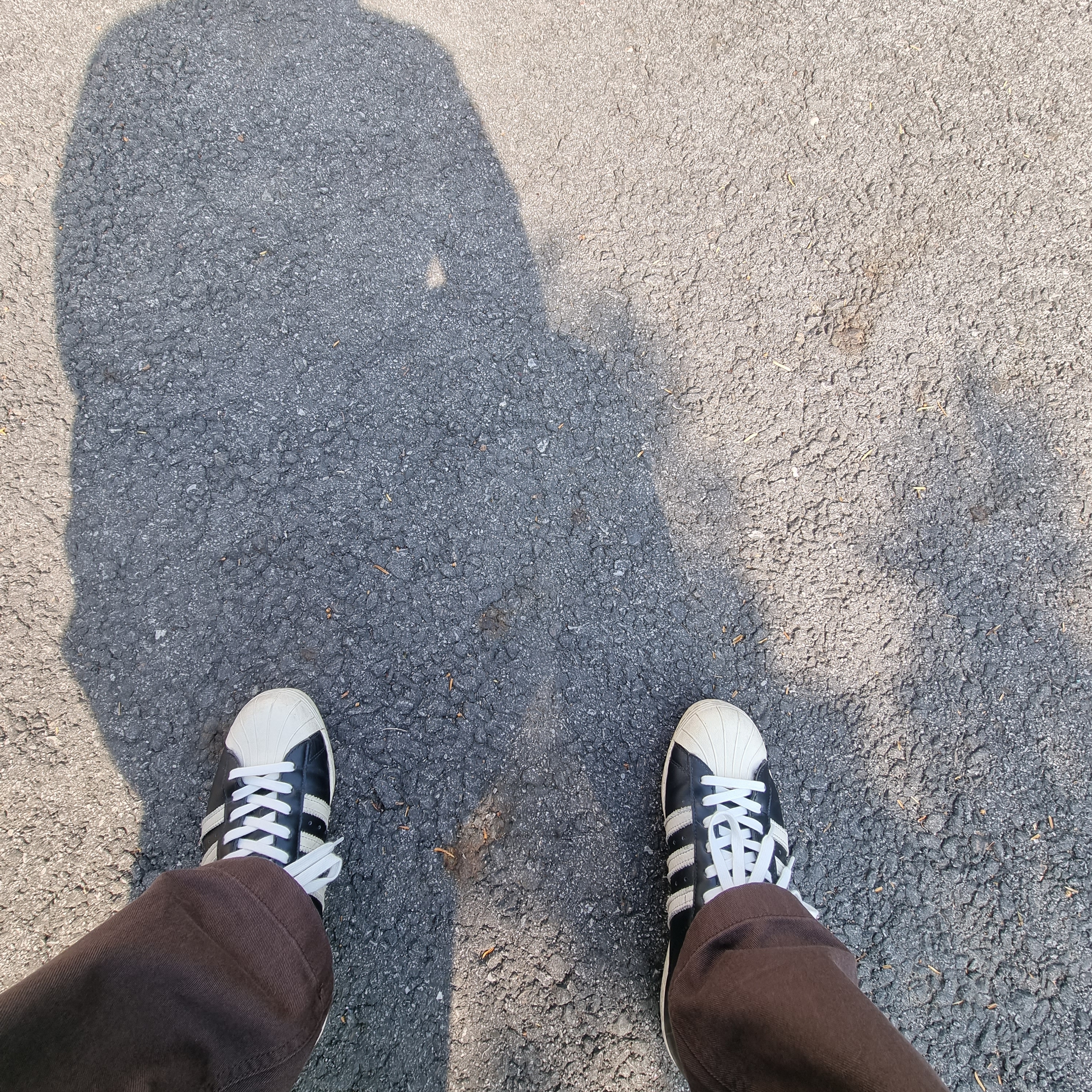 Adidas Superstar 80s Black White 착용 스타일