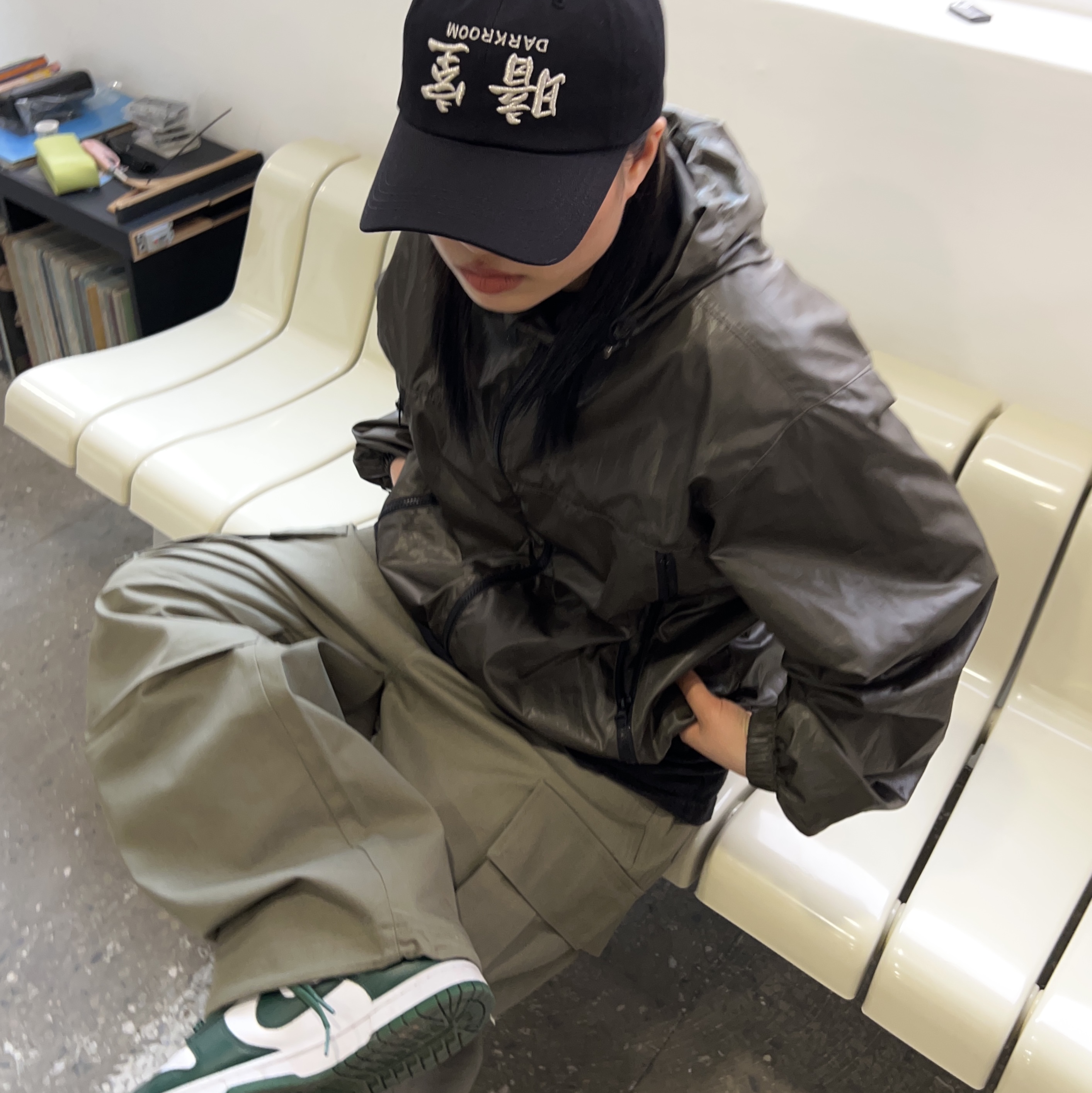 Darkr8m Studio Upside Down Silver Logo Cap 착용 스타일 - 3